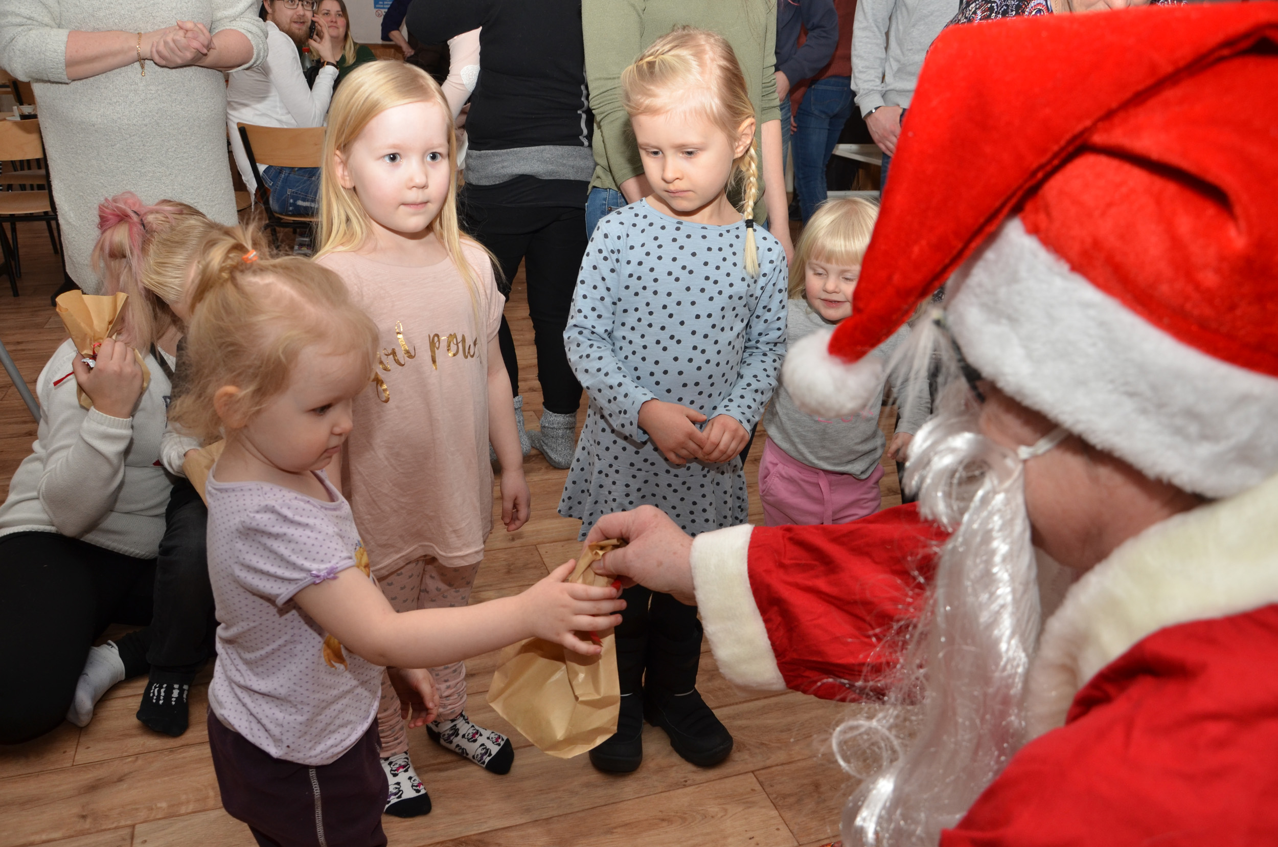 Röste.nu – Röstebilder – Julgransplundring i Dönjegården 2018