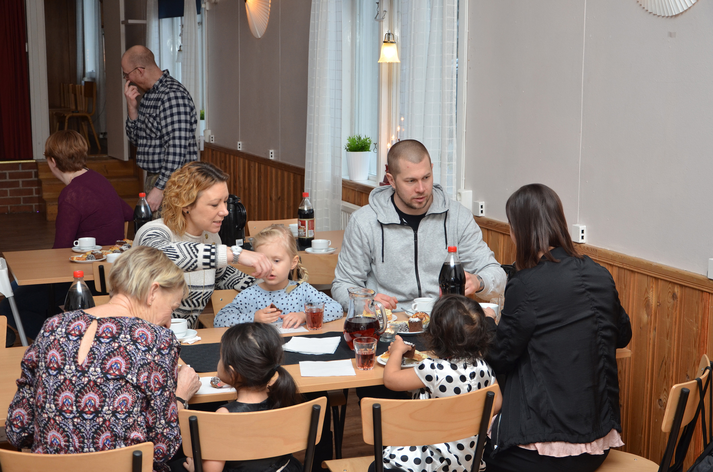 Röste.nu – Röstebilder – Julgransplundring i Dönjegården 2018