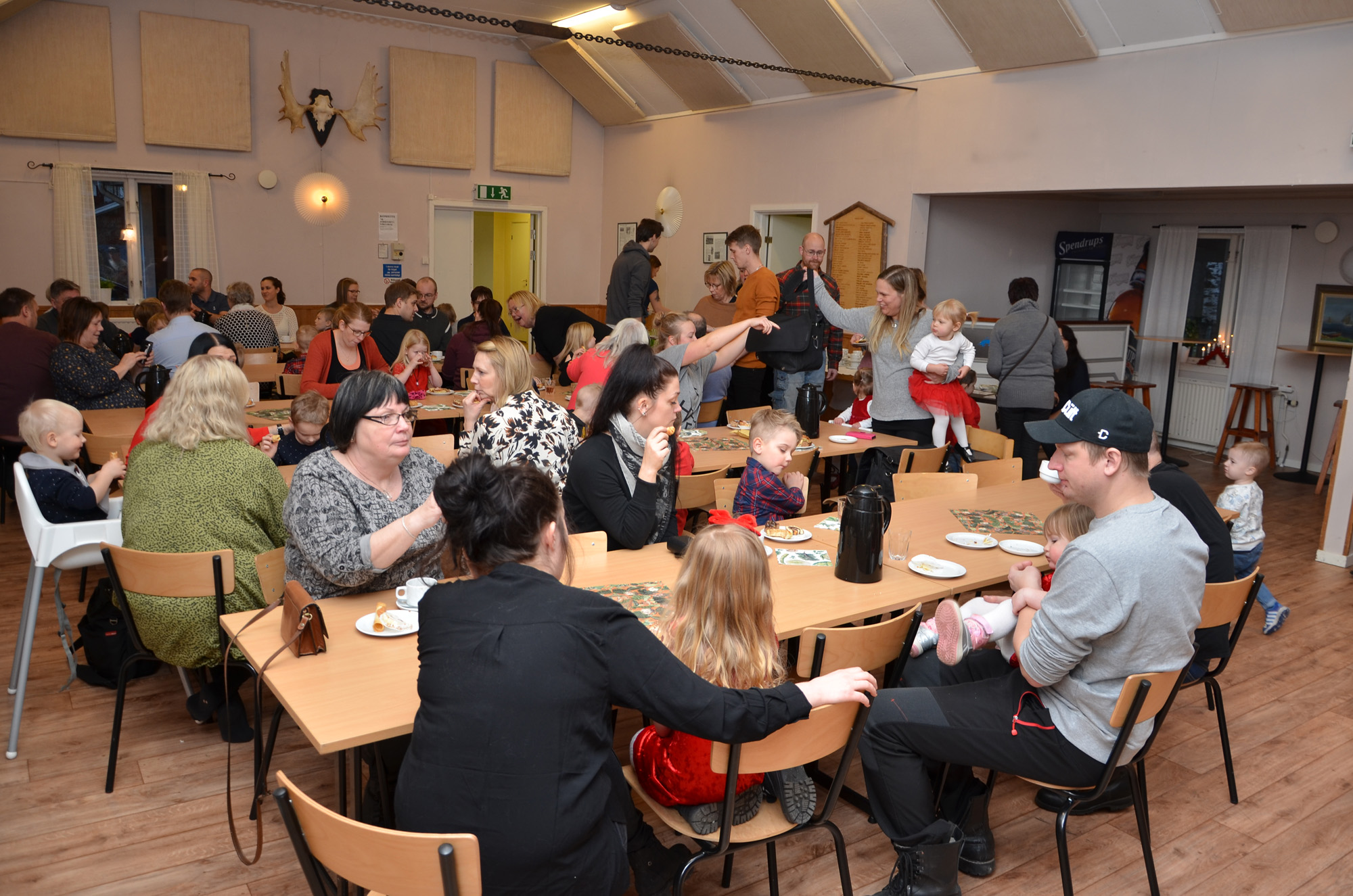 Röste.nu – Röstebilder – Julgransplundring i Dönjegården 2020