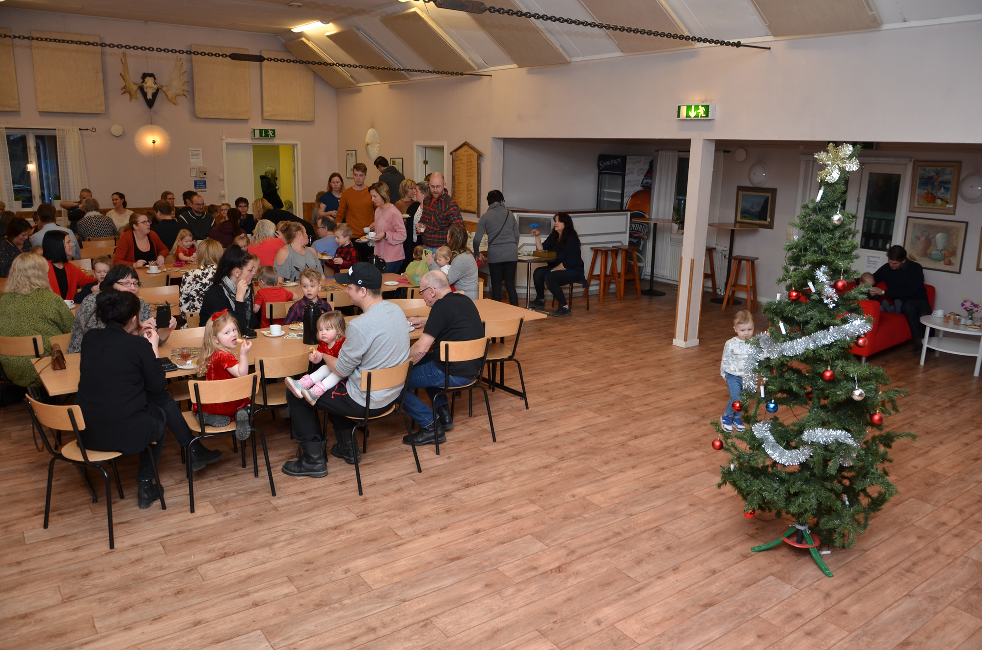 Röste.nu – Röstebilder – Julgransplundring i Dönjegården 2020