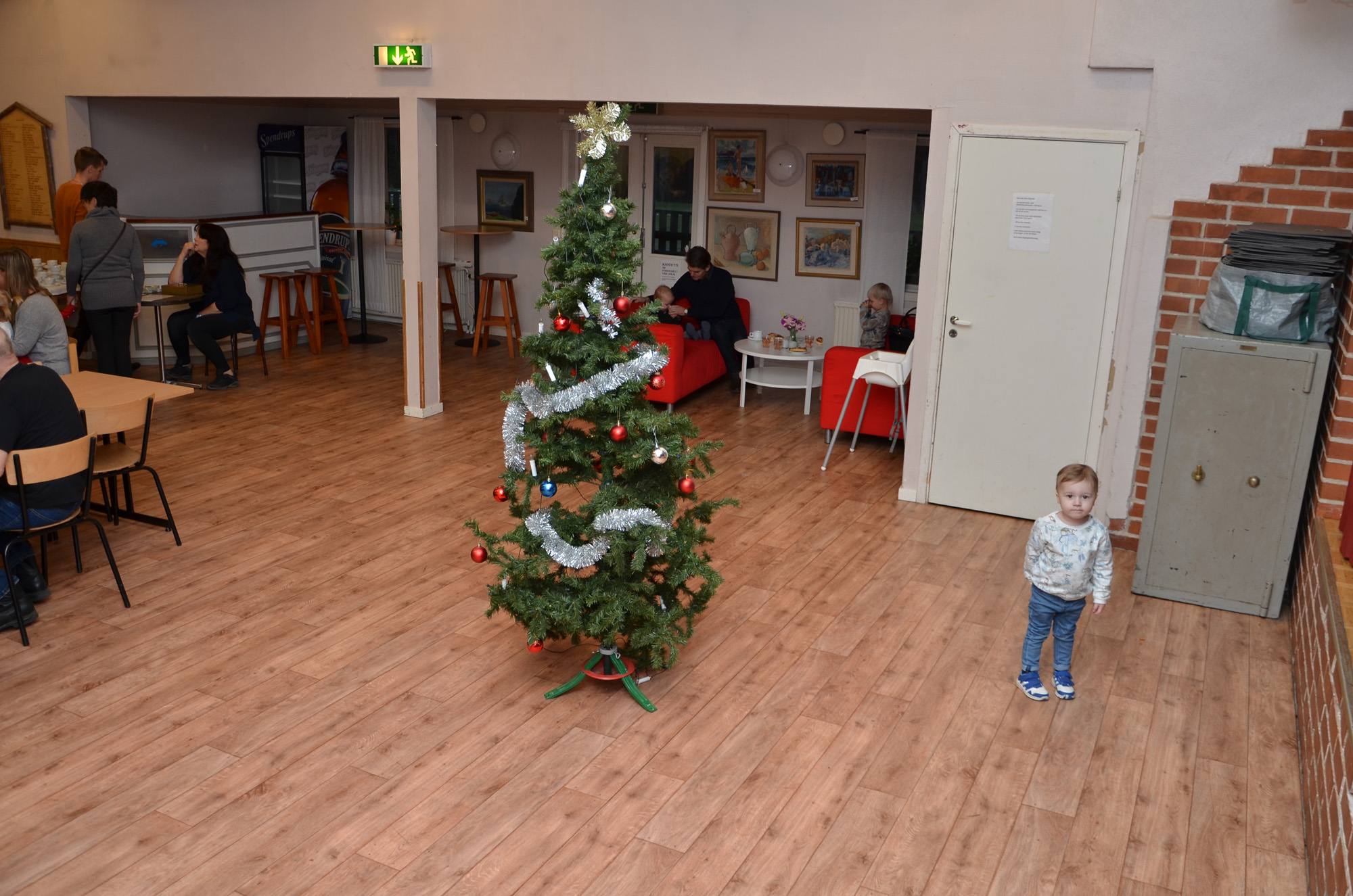 Röste.nu – Röstebilder – Julgransplundring i Dönjegården 2020