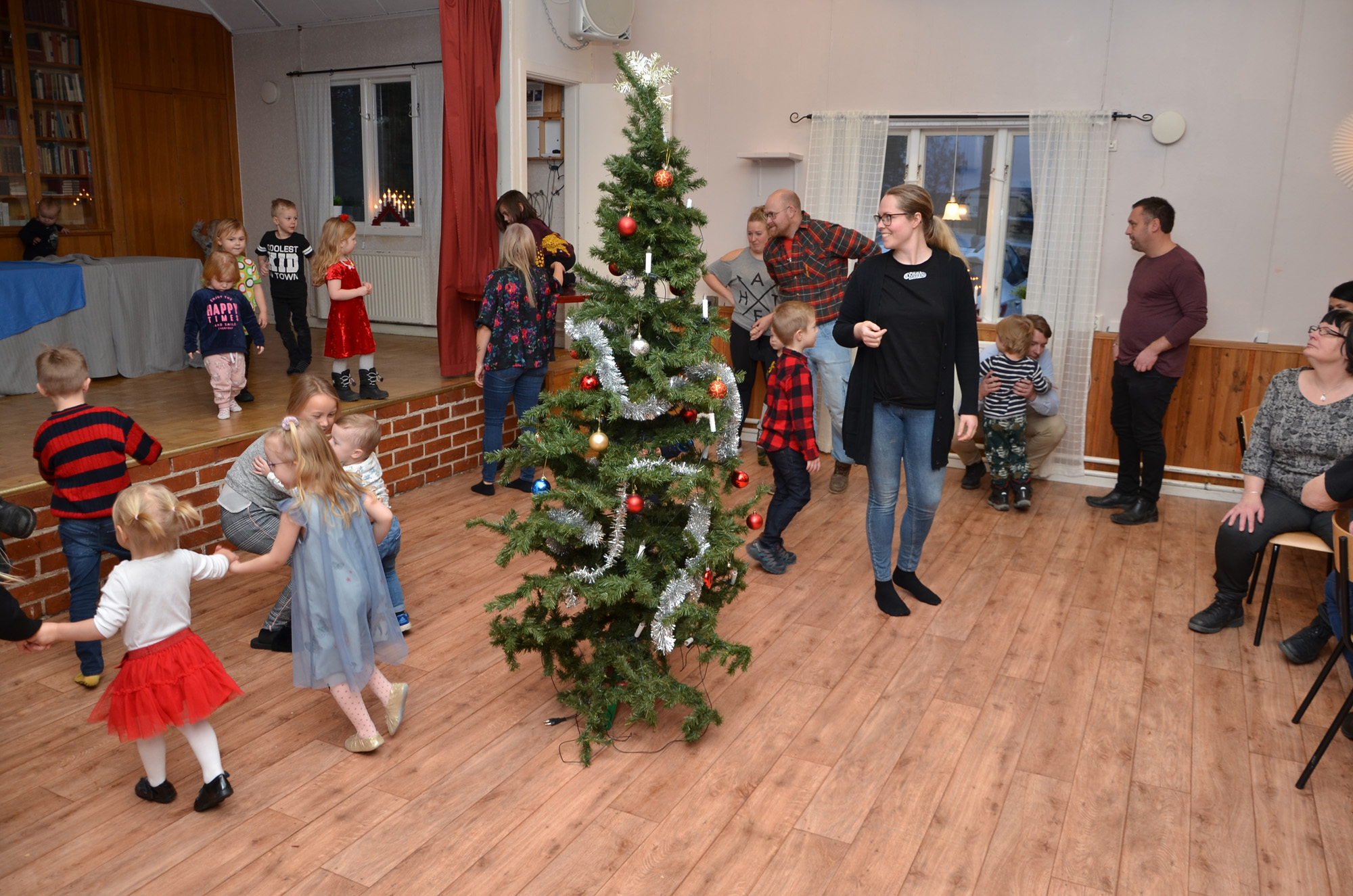 Röste.nu – Röstebilder – Julgransplundring i Dönjegården 2020