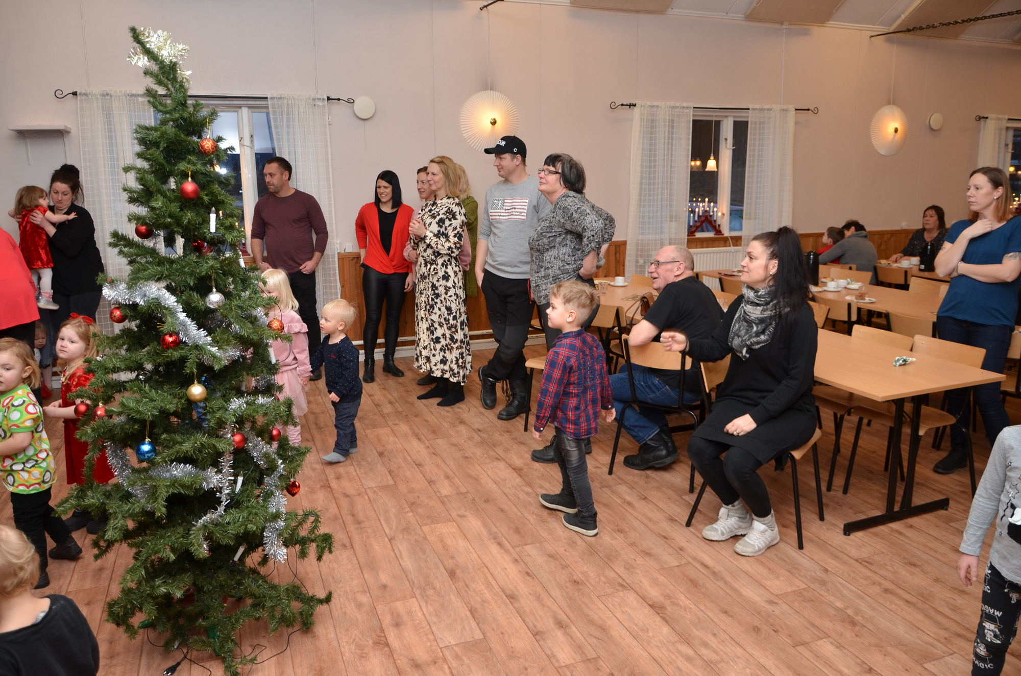 Röste.nu – Röstebilder – Julgransplundring i Dönjegården 2020