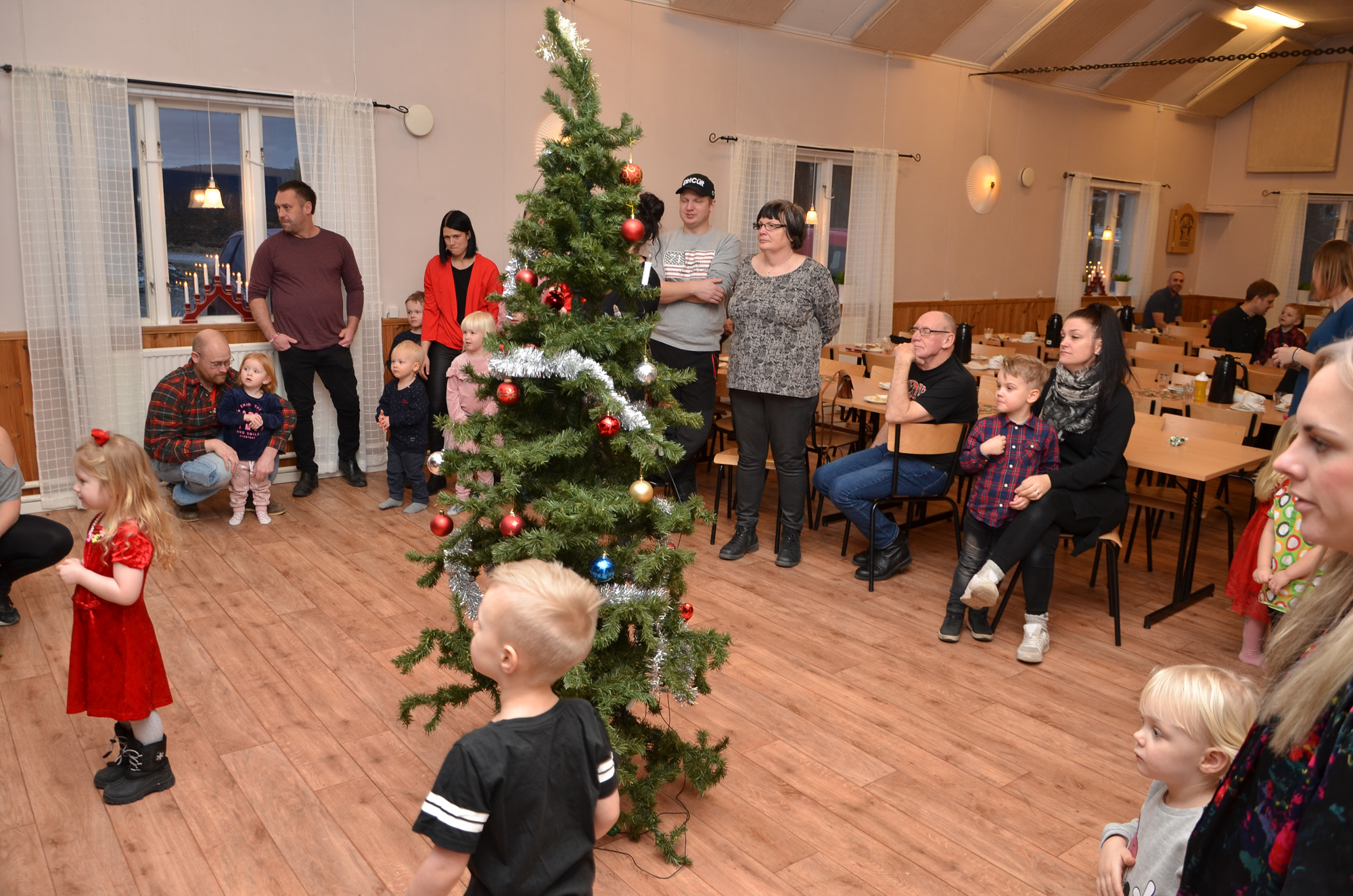 Röste.nu – Röstebilder – Julgransplundring i Dönjegården 2020