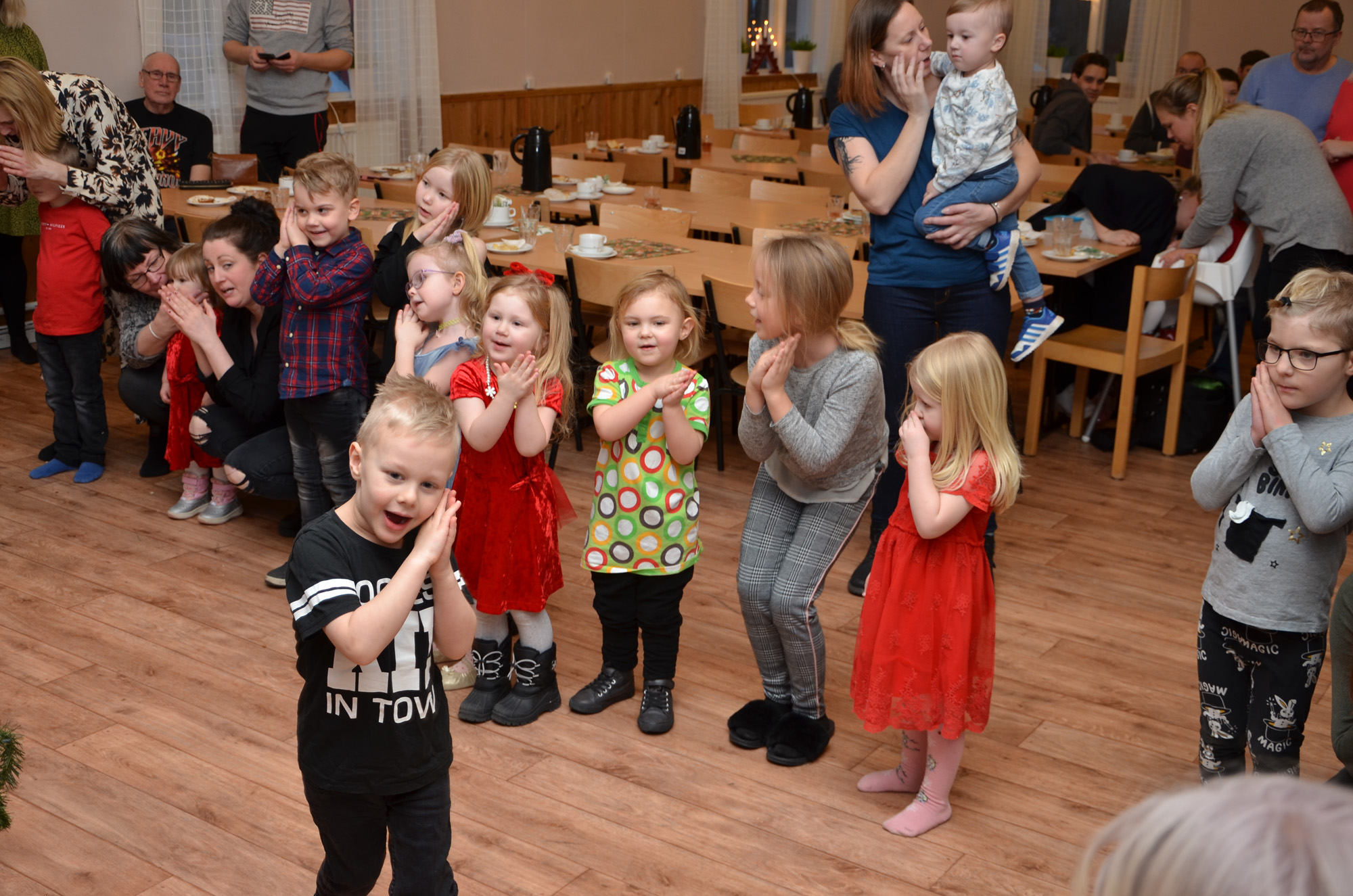 Röste.nu – Röstebilder – Julgransplundring i Dönjegården 2020