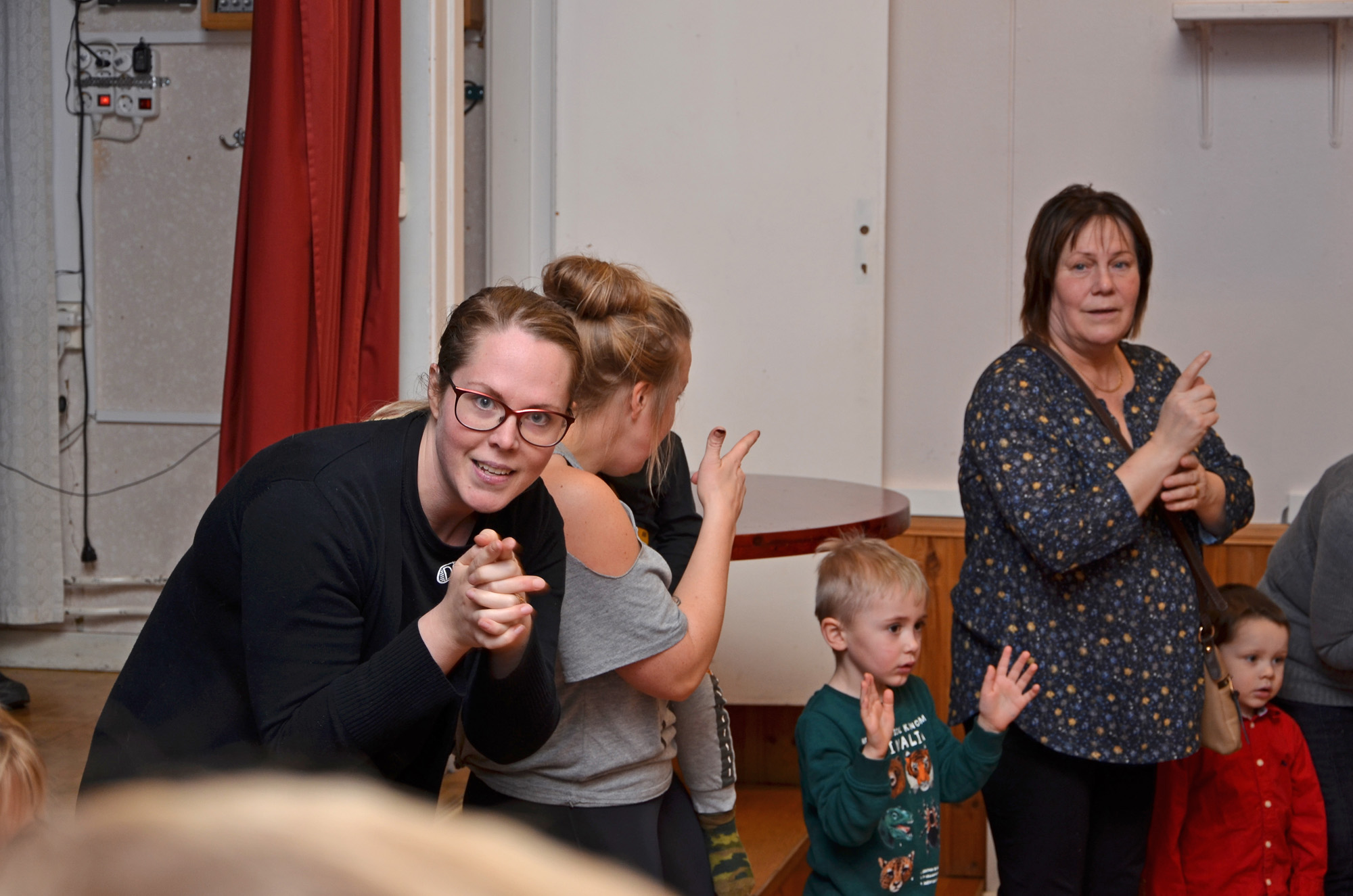 Röste.nu – Röstebilder – Julgransplundring i Dönjegården 2020