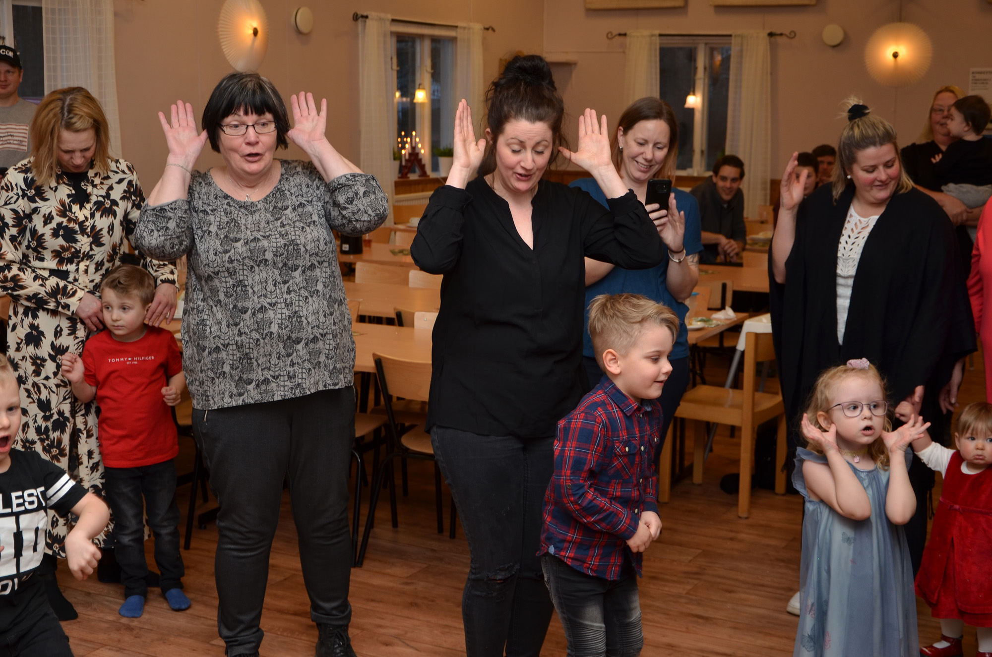 Röste.nu – Röstebilder – Julgransplundring i Dönjegården 2020