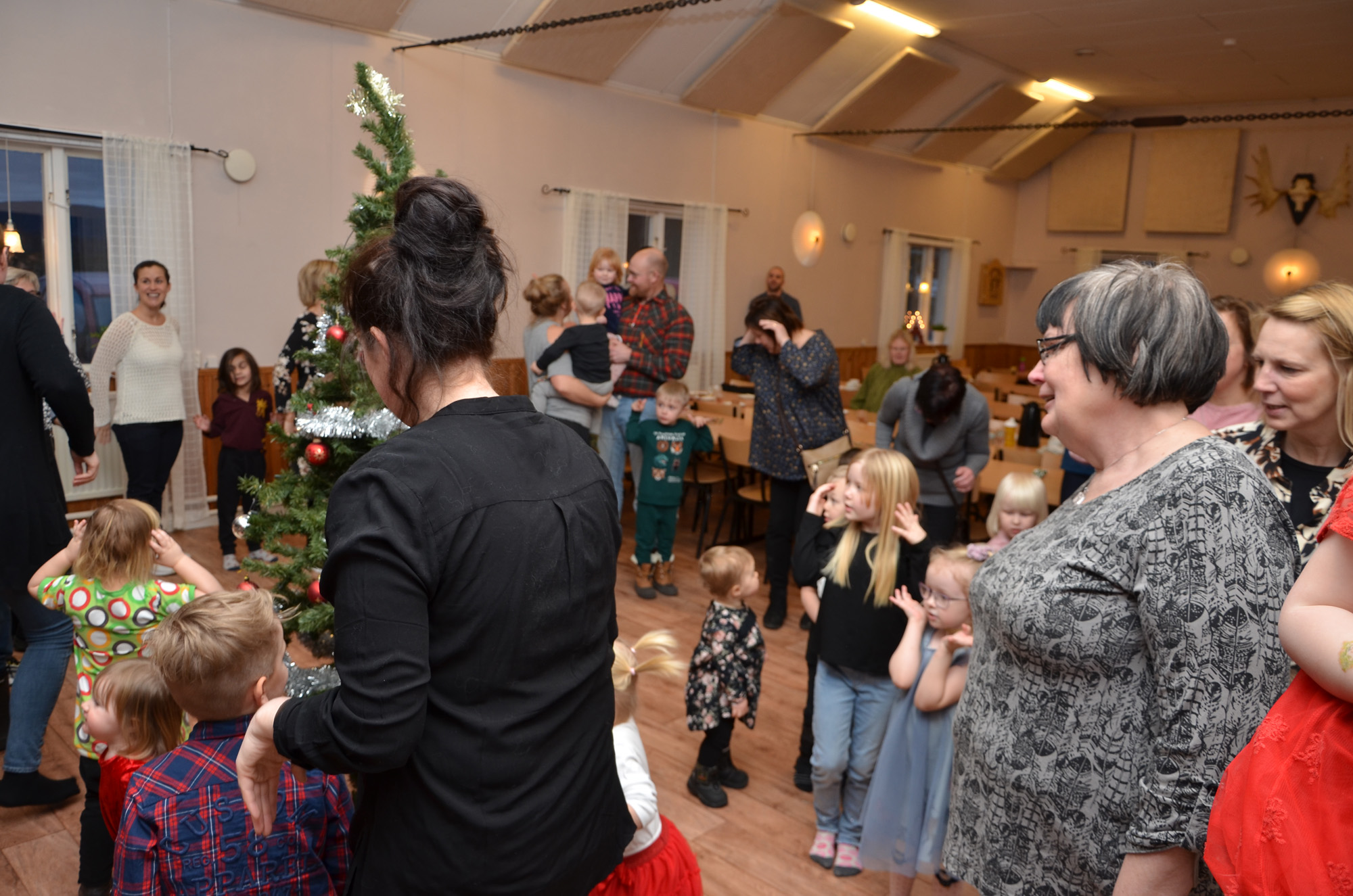 Röste.nu – Röstebilder – Julgransplundring i Dönjegården 2020