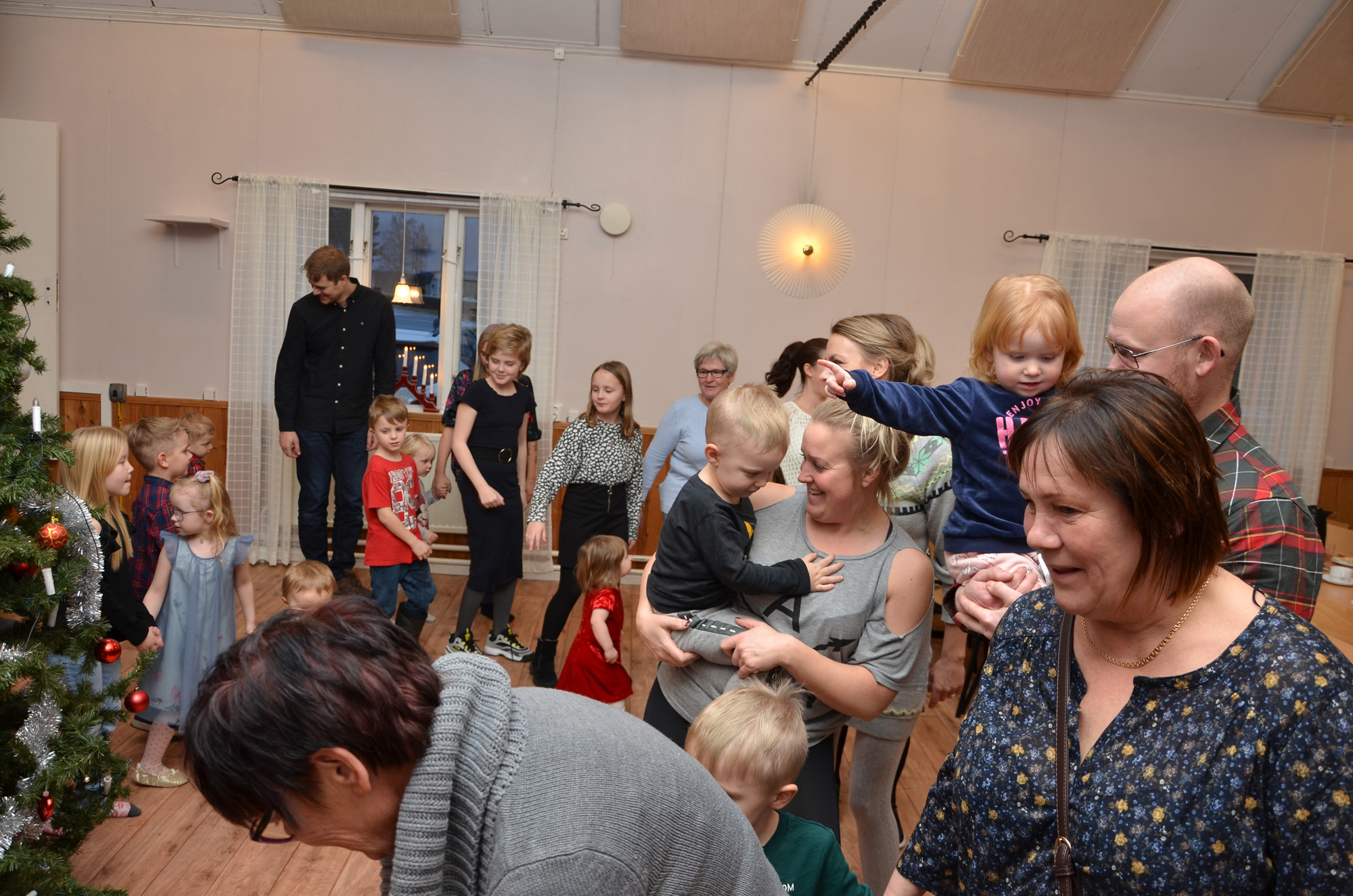 Röste.nu – Röstebilder – Julgransplundring i Dönjegården 2020