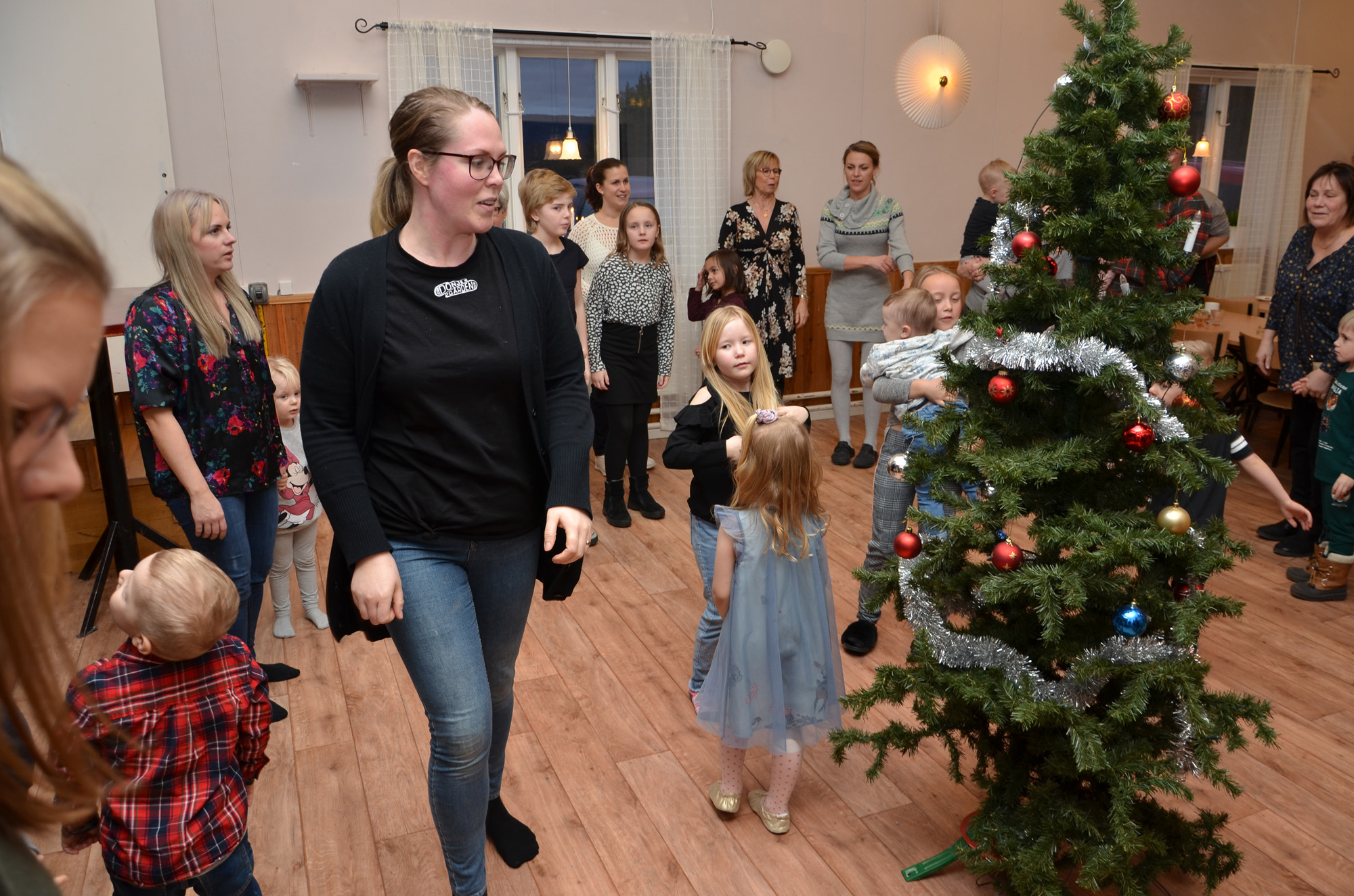 Röste.nu – Röstebilder – Julgransplundring i Dönjegården 2020