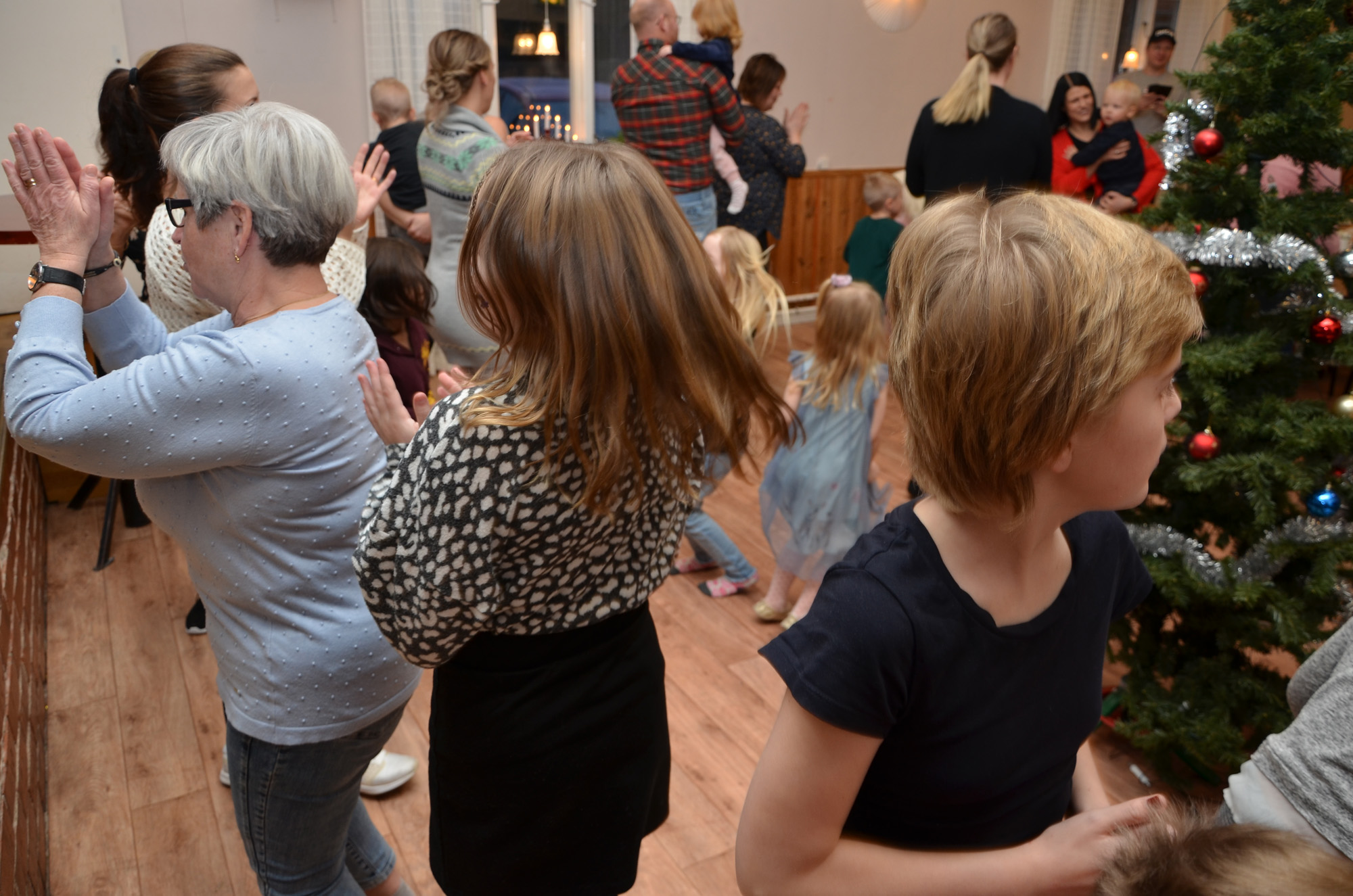 Röste.nu – Röstebilder – Julgransplundring i Dönjegården 2020