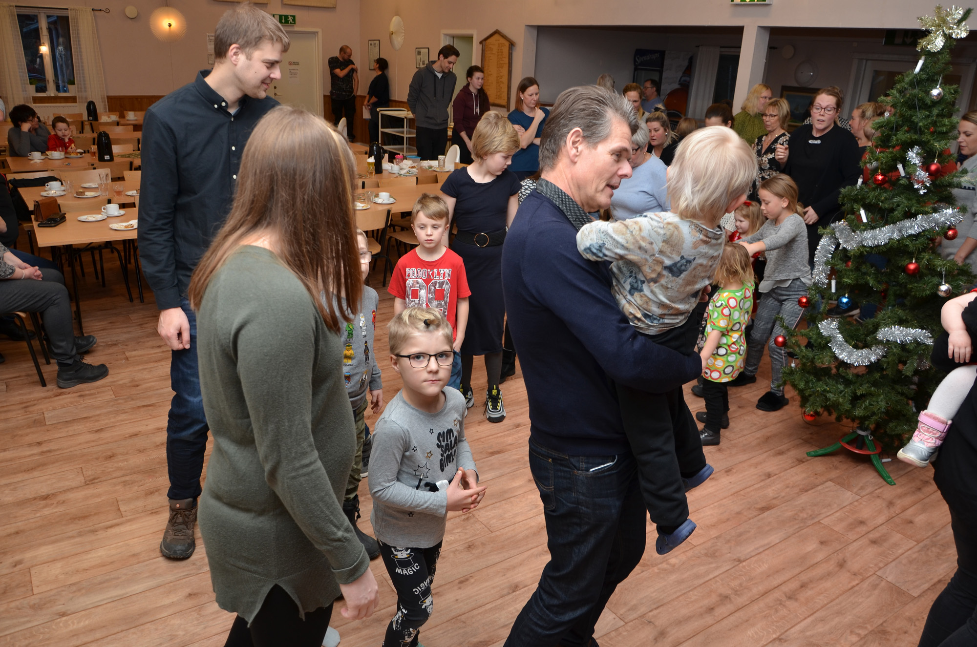 Röste.nu – Röstebilder – Julgransplundring i Dönjegården 2020