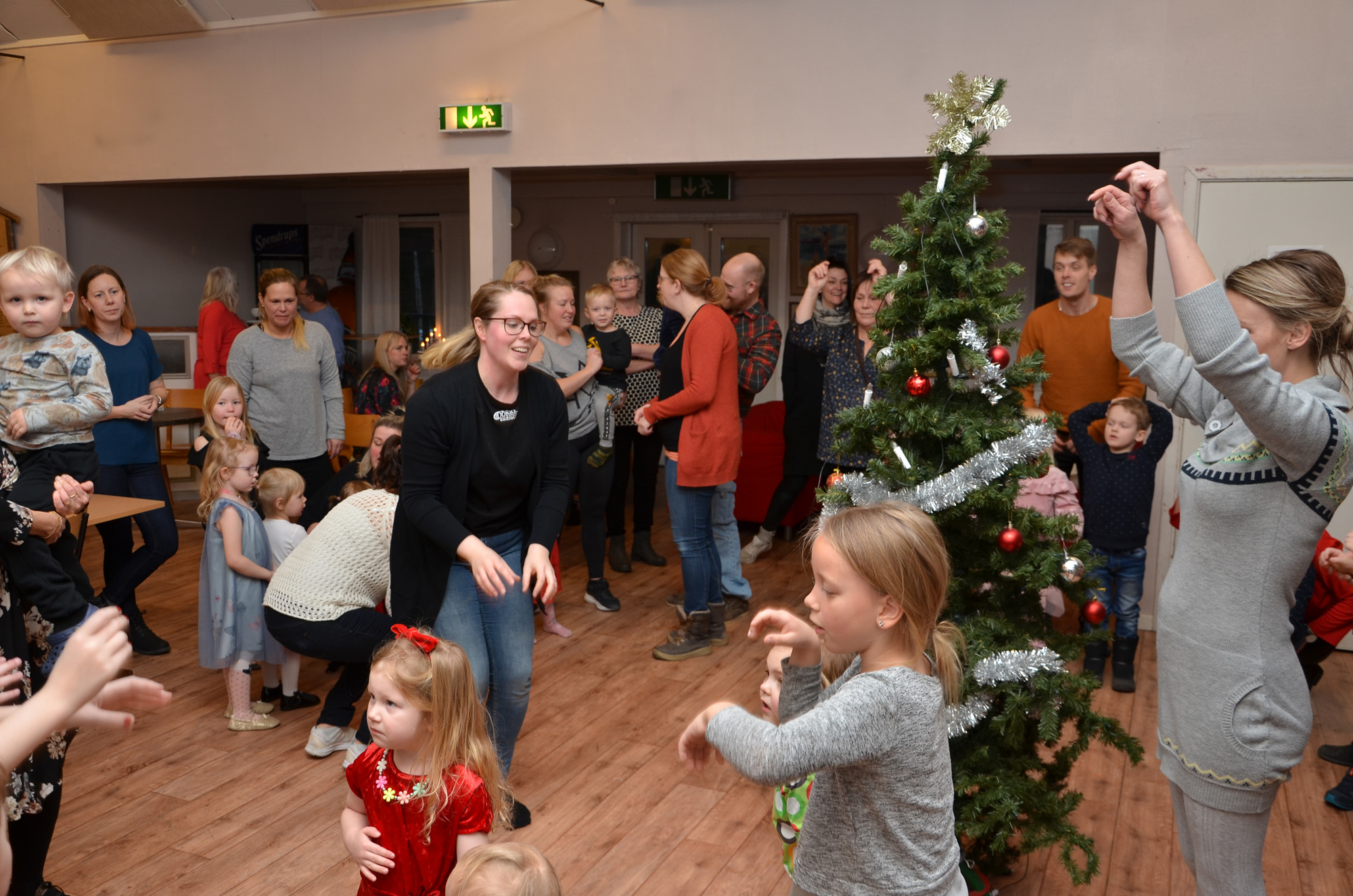 Röste.nu – Röstebilder – Julgransplundring i Dönjegården 2020