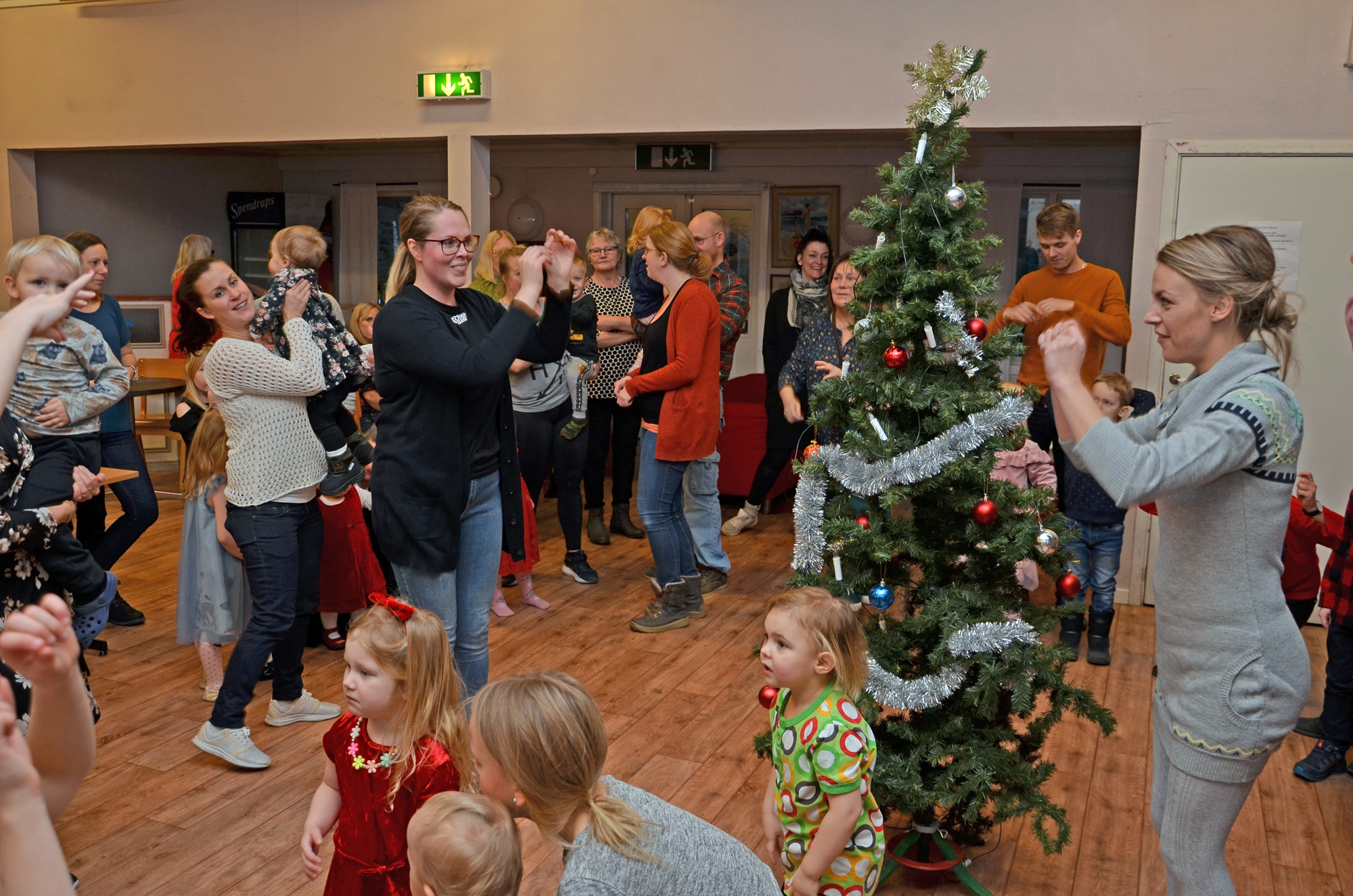 Röste.nu – Röstebilder – Julgransplundring i Dönjegården 2020