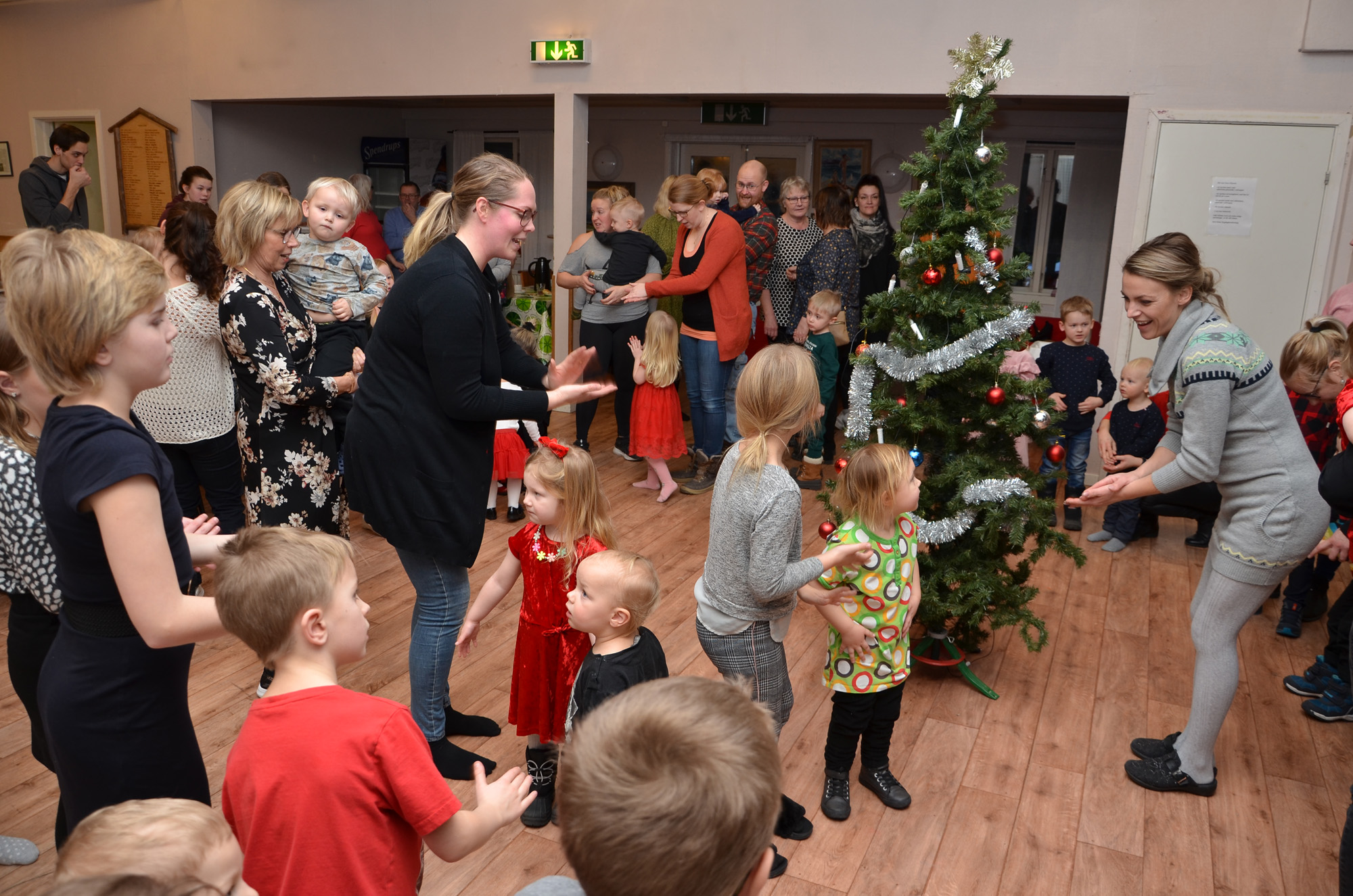 Röste.nu – Röstebilder – Julgransplundring i Dönjegården 2020