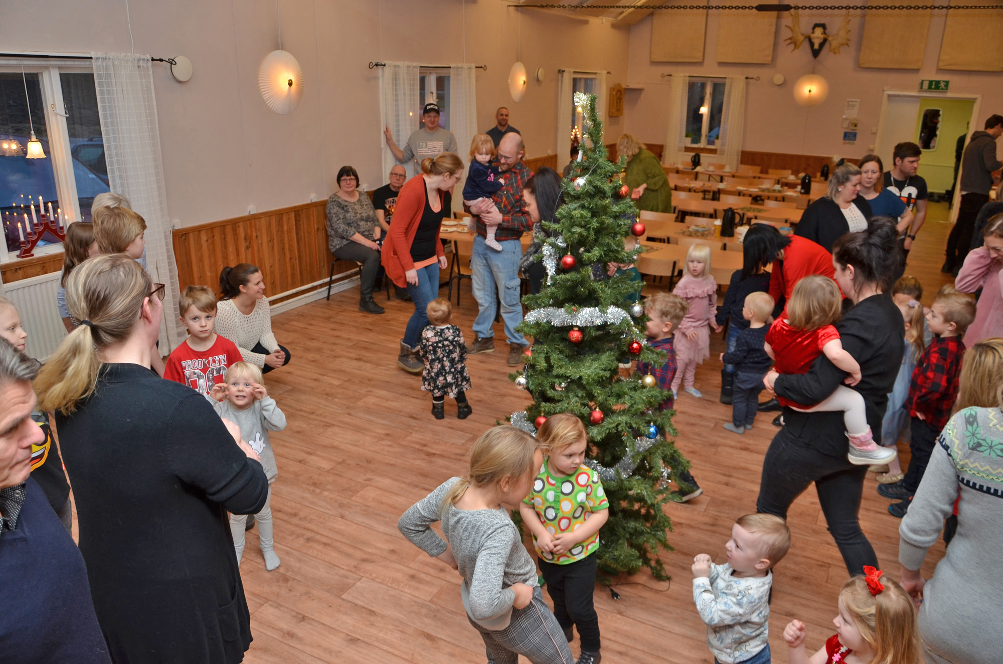 Röste.nu – Röstebilder – Julgransplundring i Dönjegården 2020