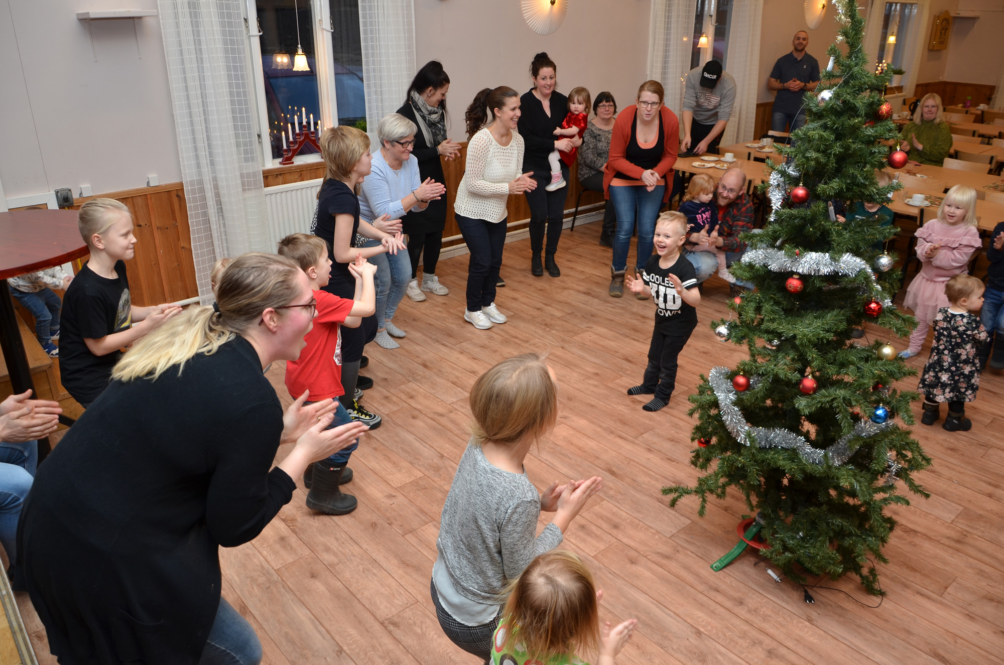 Röste.nu – Röstebilder – Julgransplundring i Dönjegården 2020