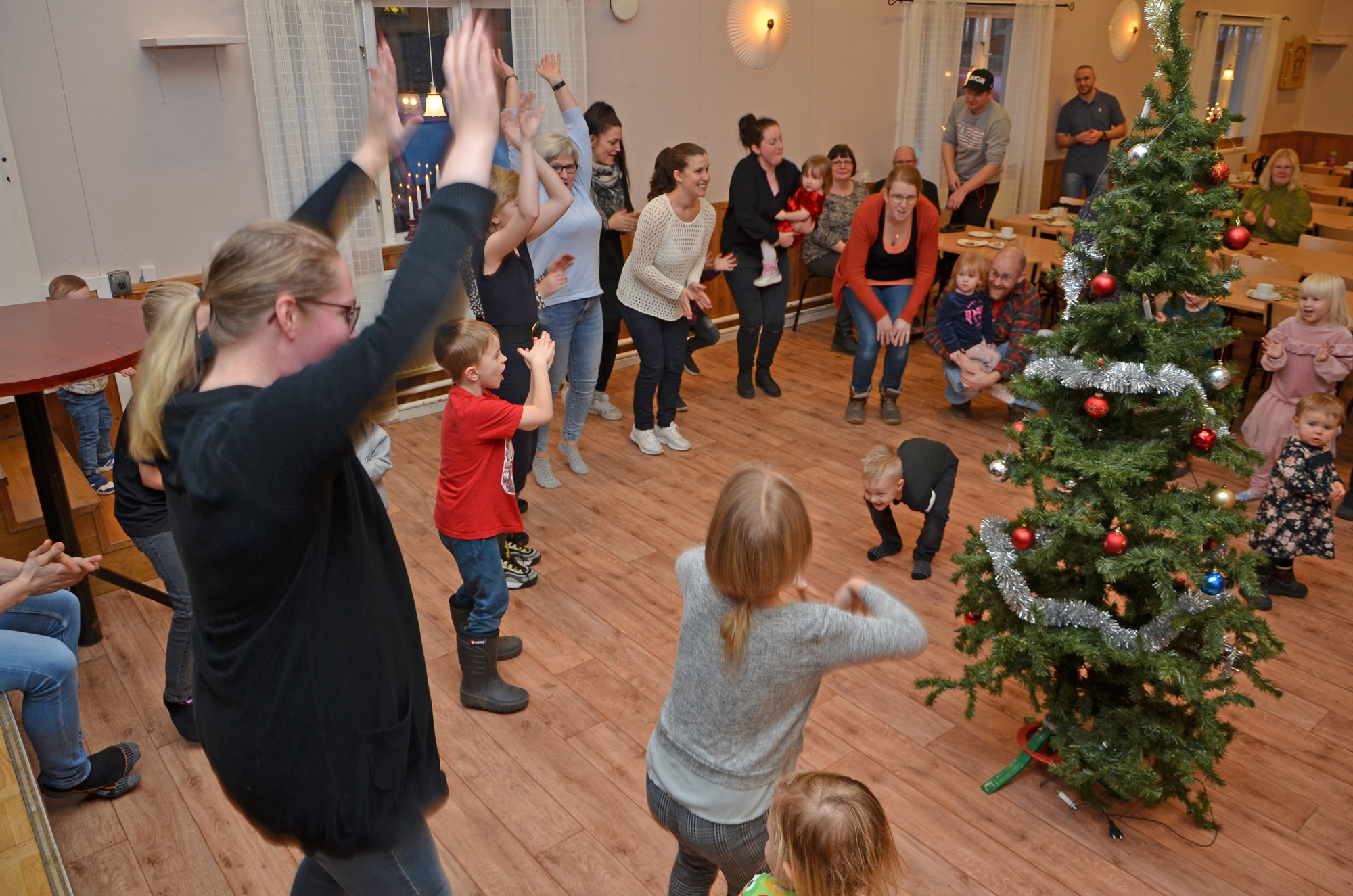 Röste.nu – Röstebilder – Julgransplundring i Dönjegården 2020