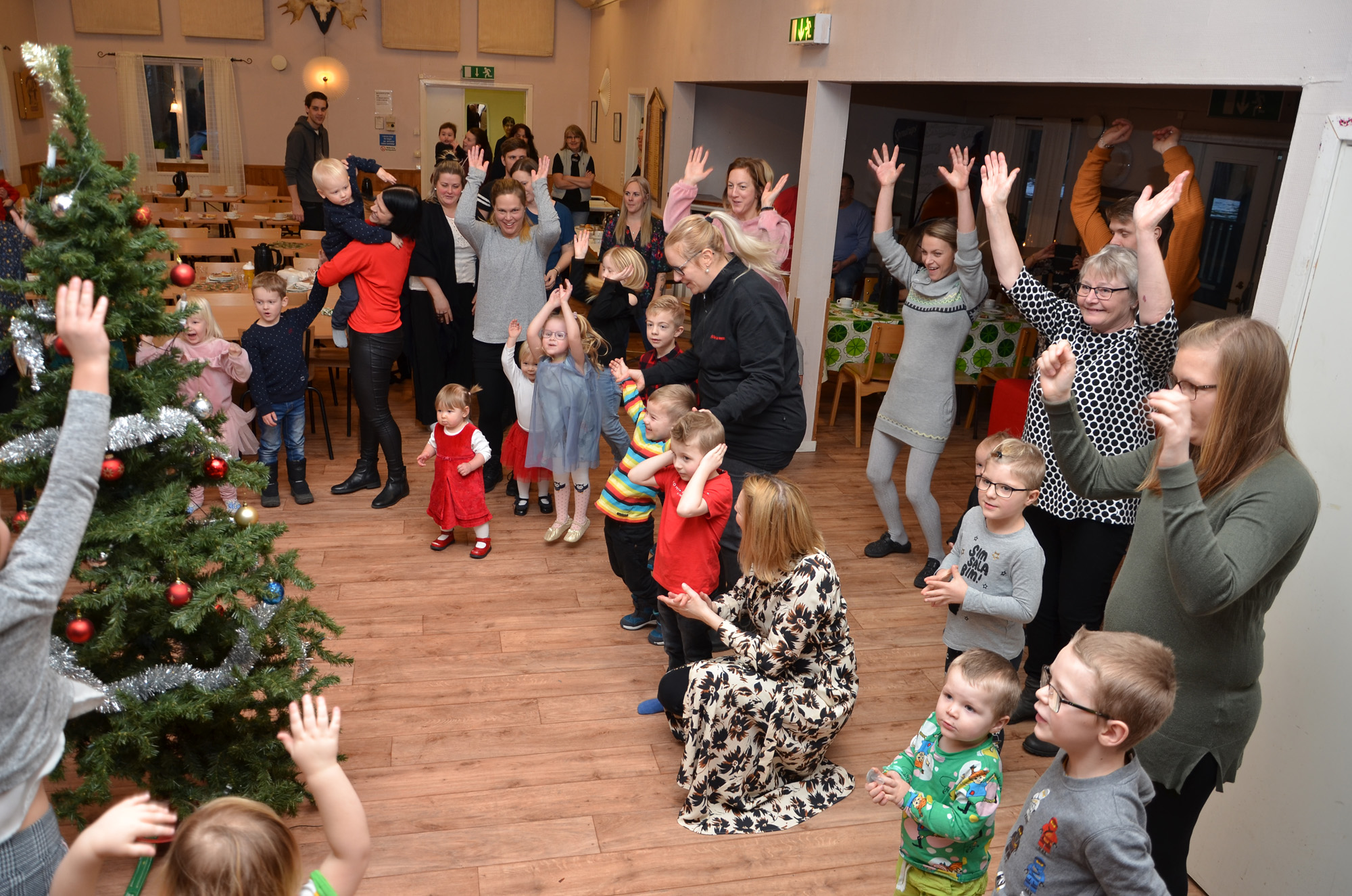 Röste.nu – Röstebilder – Julgransplundring i Dönjegården 2020