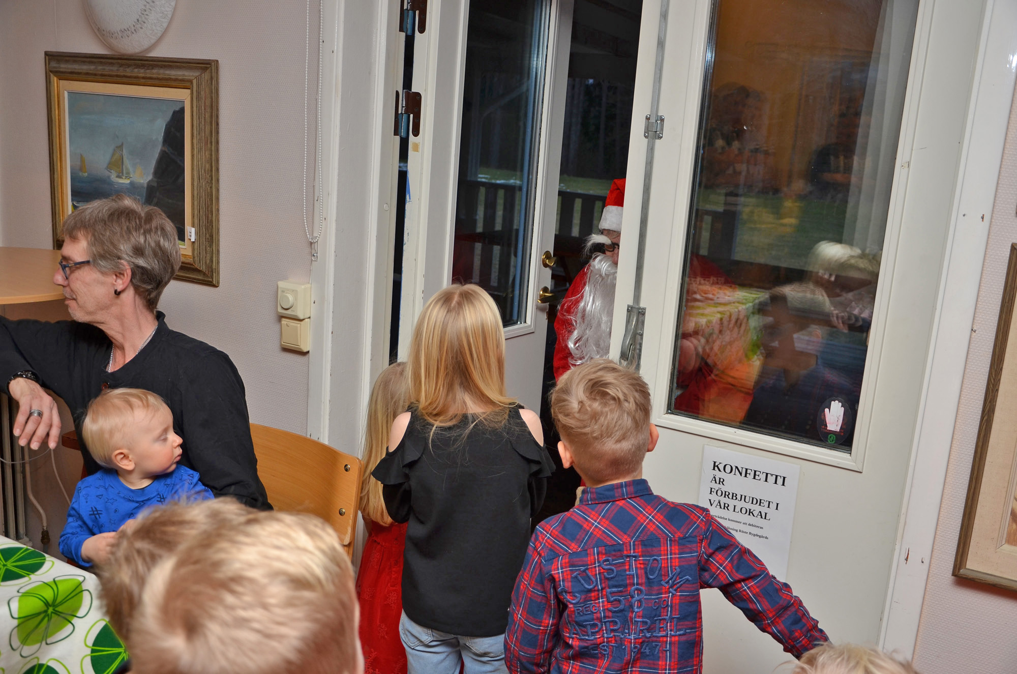 Röste.nu – Röstebilder – Julgransplundring i Dönjegården 2020