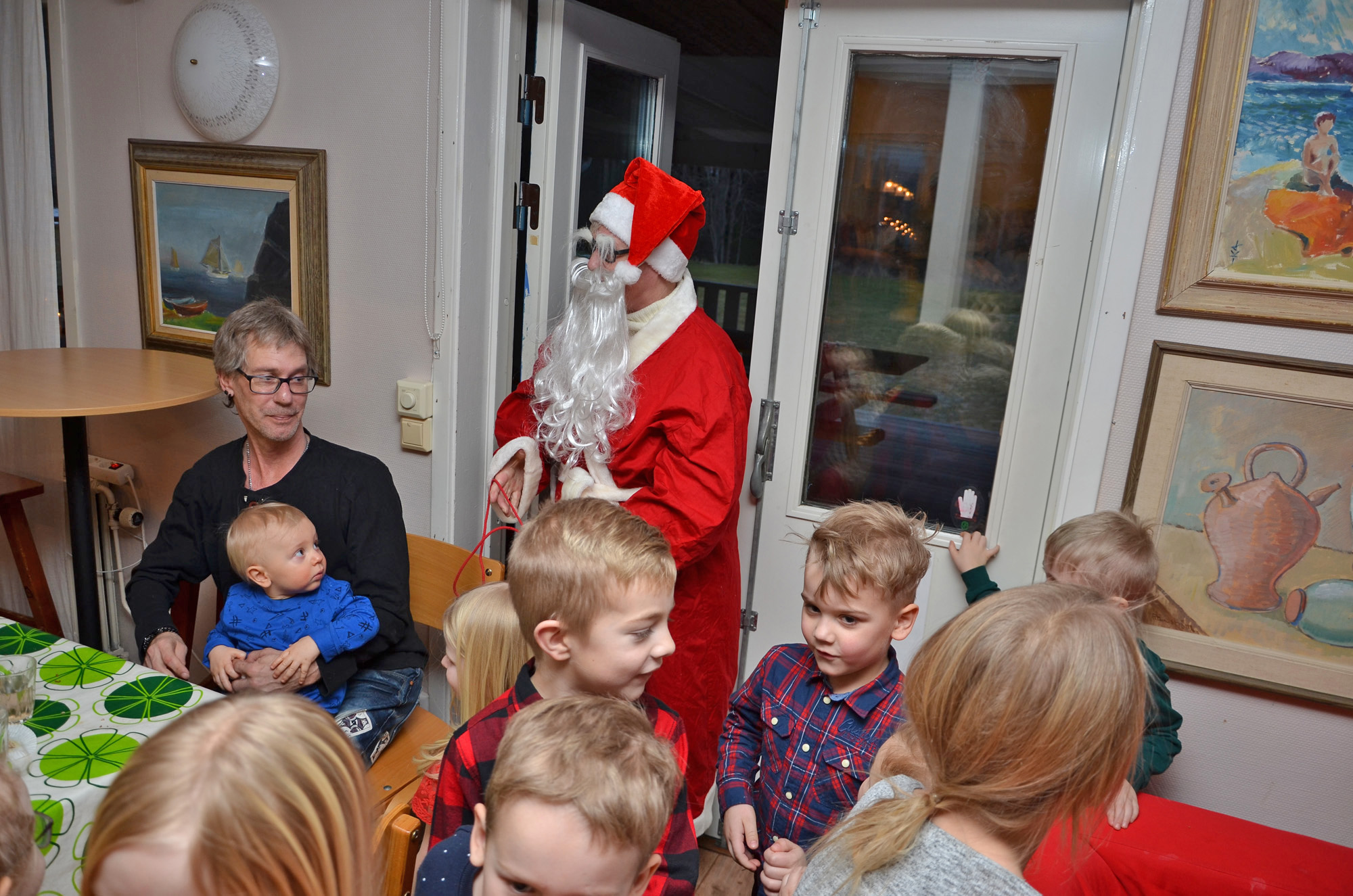 Röste.nu – Röstebilder – Julgransplundring i Dönjegården 2020