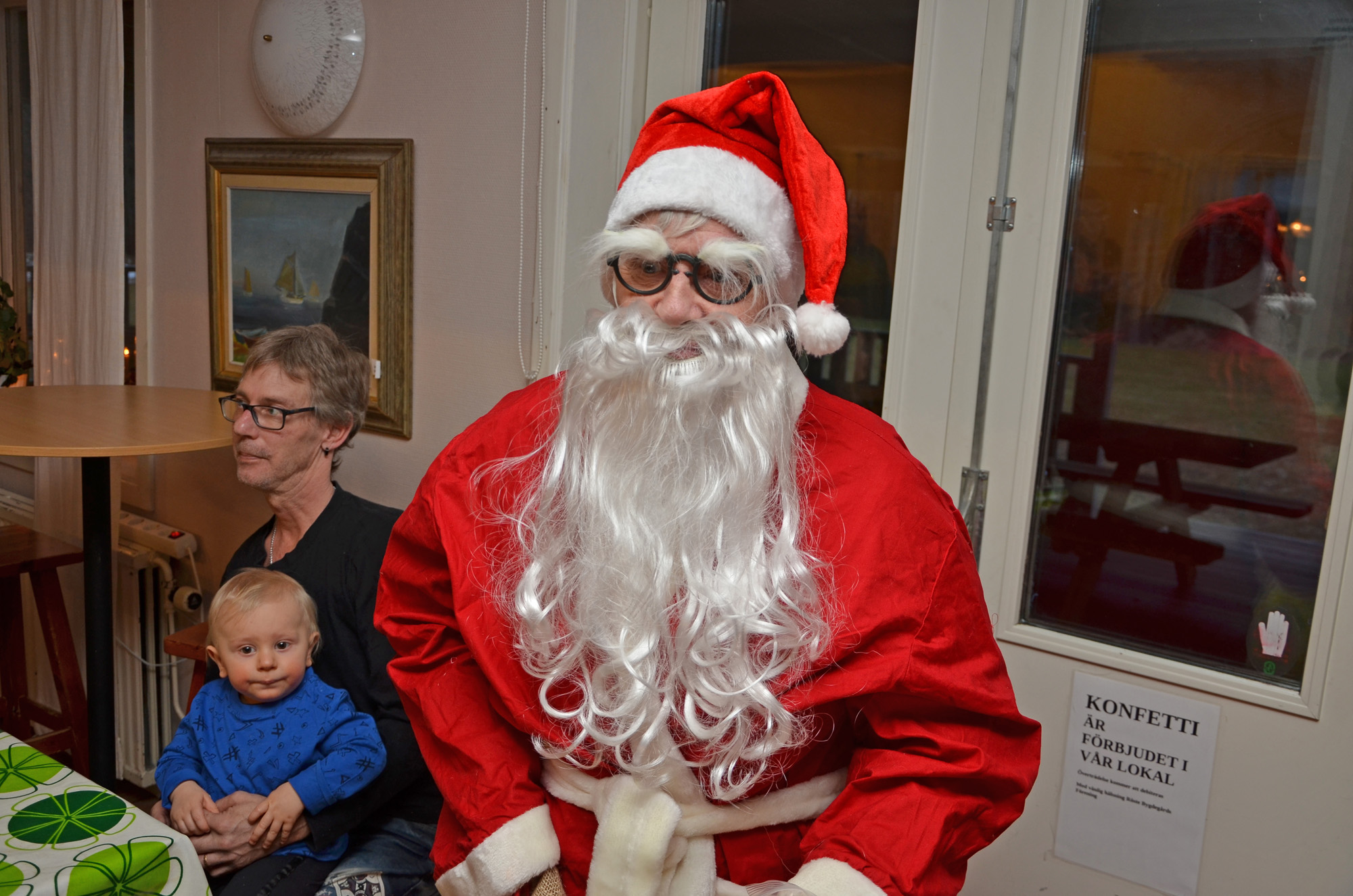 Röste.nu – Röstebilder – Julgransplundring i Dönjegården 2020