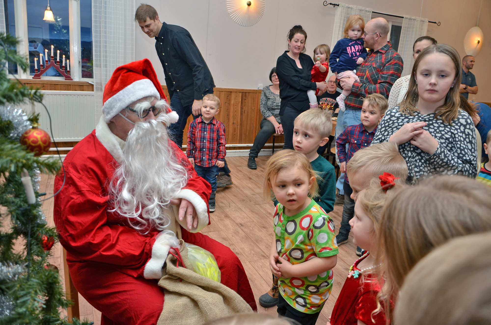 Röste.nu – Röstebilder – Julgransplundring i Dönjegården 2020