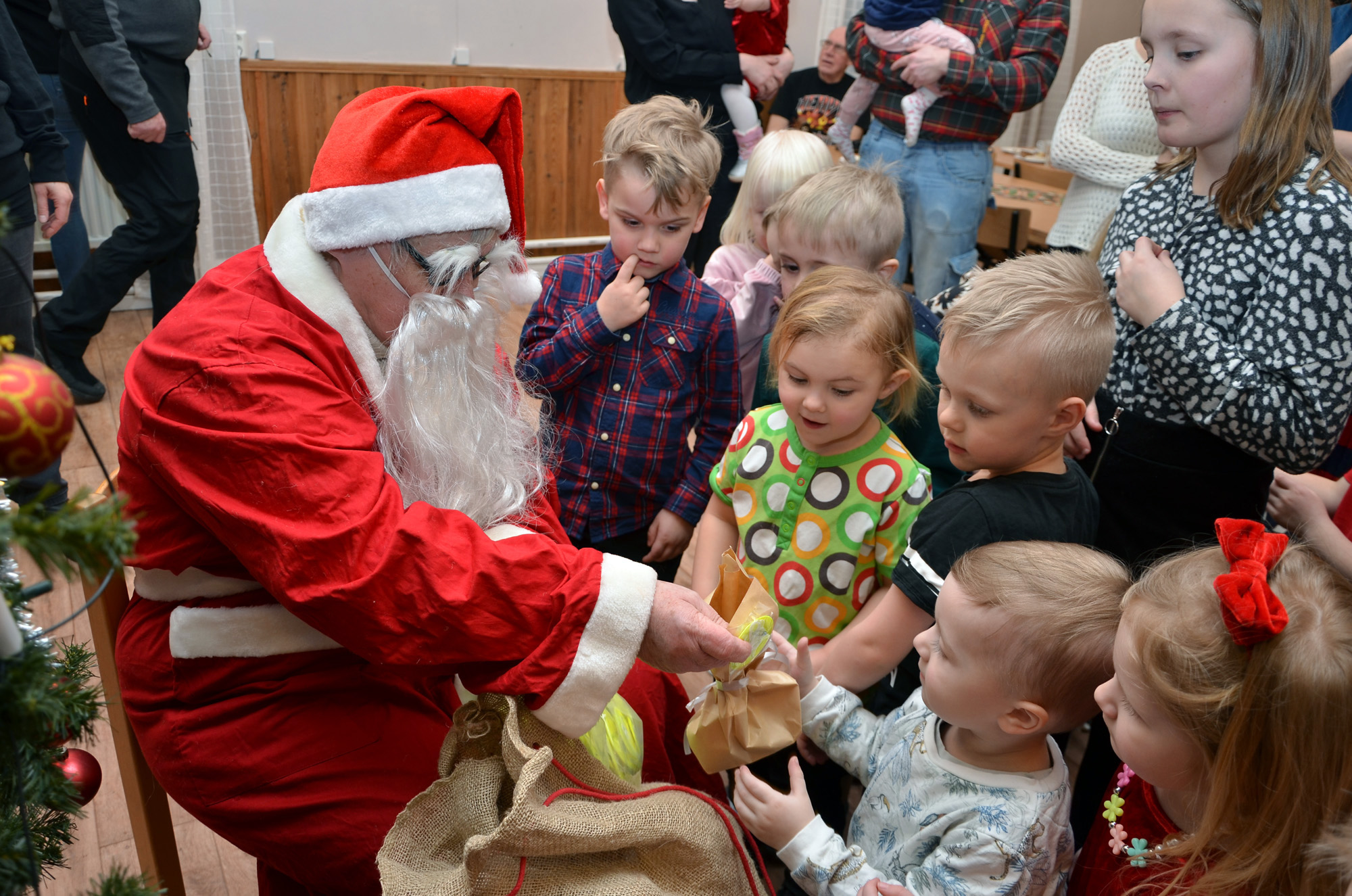 Röste.nu – Röstebilder – Julgransplundring i Dönjegården 2020