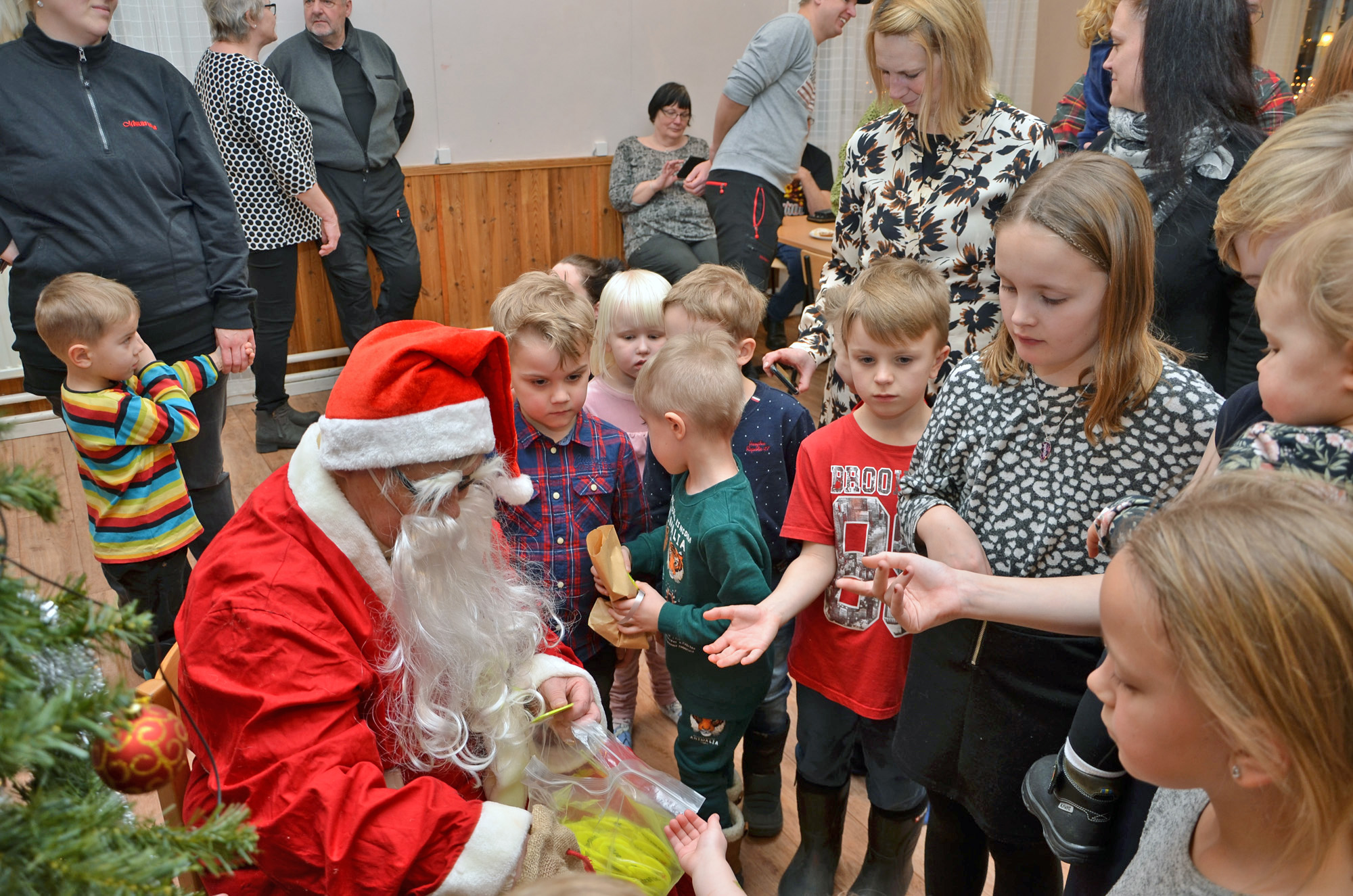 Röste.nu – Röstebilder – Julgransplundring i Dönjegården 2020