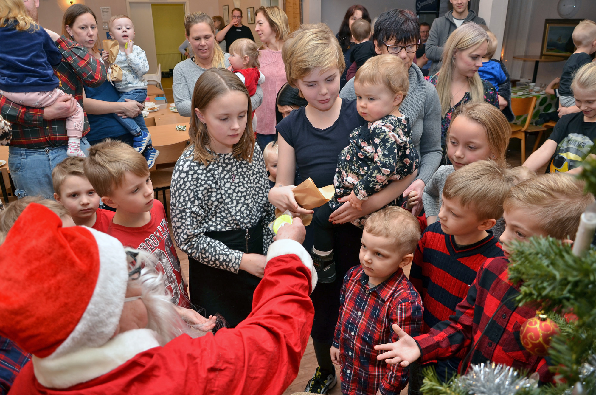 Röste.nu – Röstebilder – Julgransplundring i Dönjegården 2020