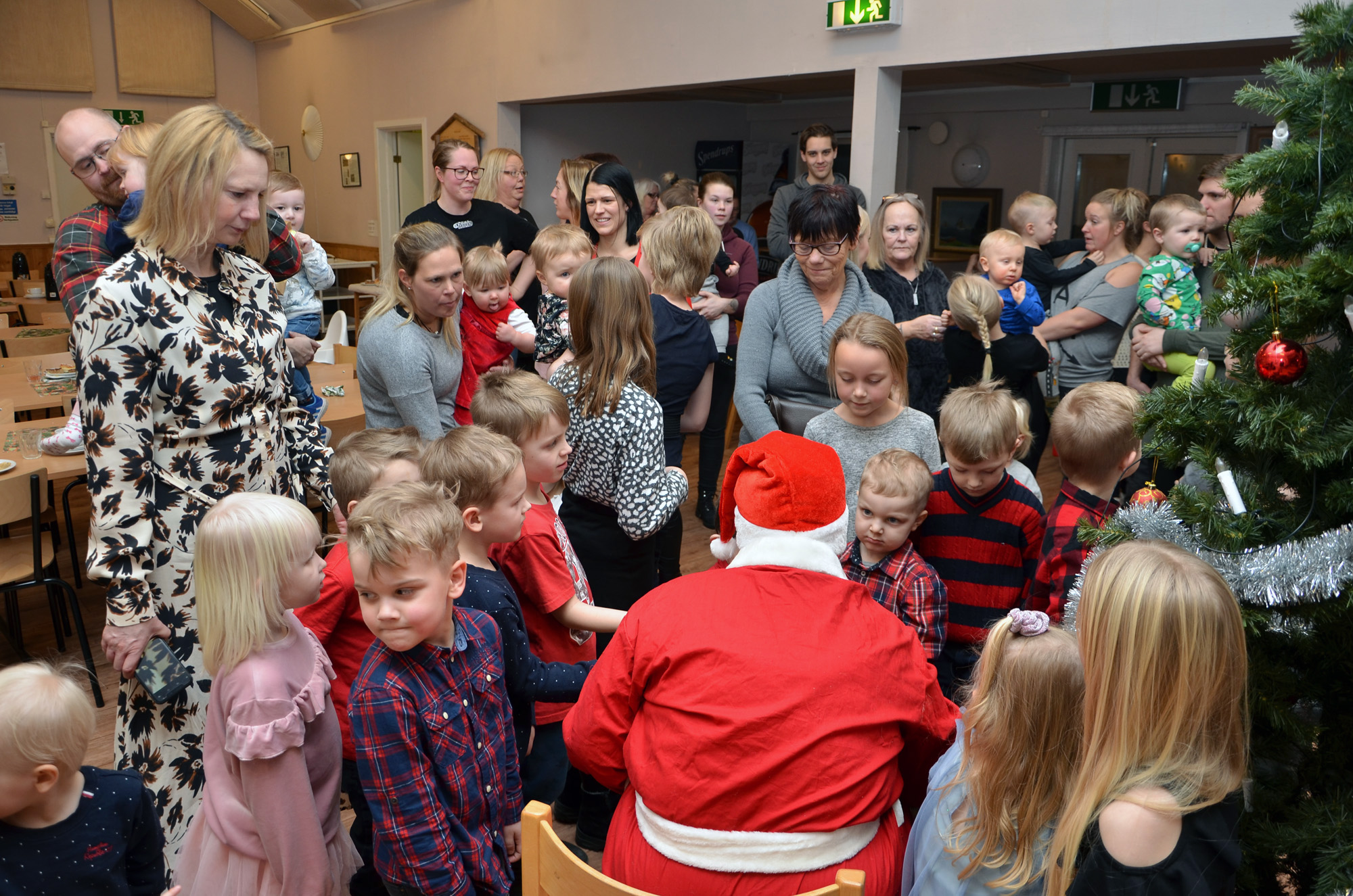 Röste.nu – Röstebilder – Julgransplundring i Dönjegården 2020