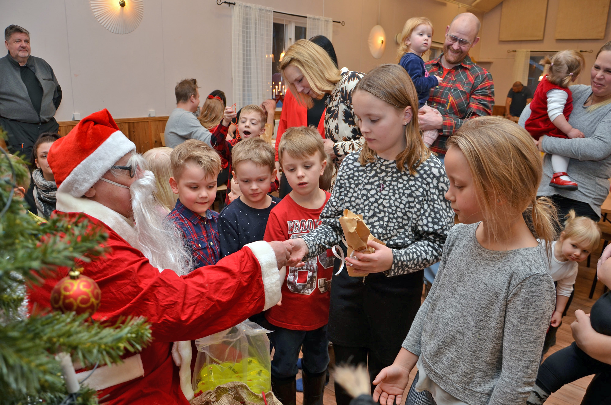 Röste.nu – Röstebilder – Julgransplundring i Dönjegården 2020