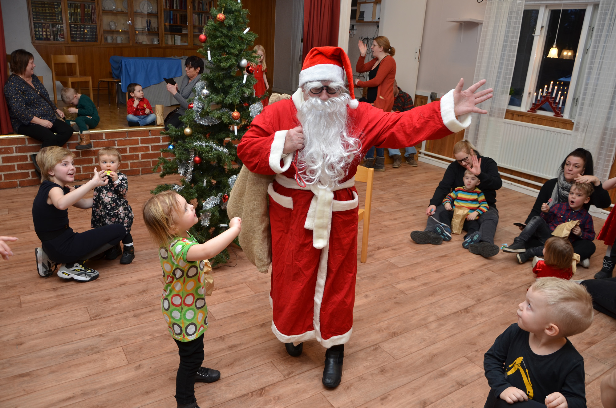 Röste.nu – Röstebilder – Julgransplundring i Dönjegården 2020
