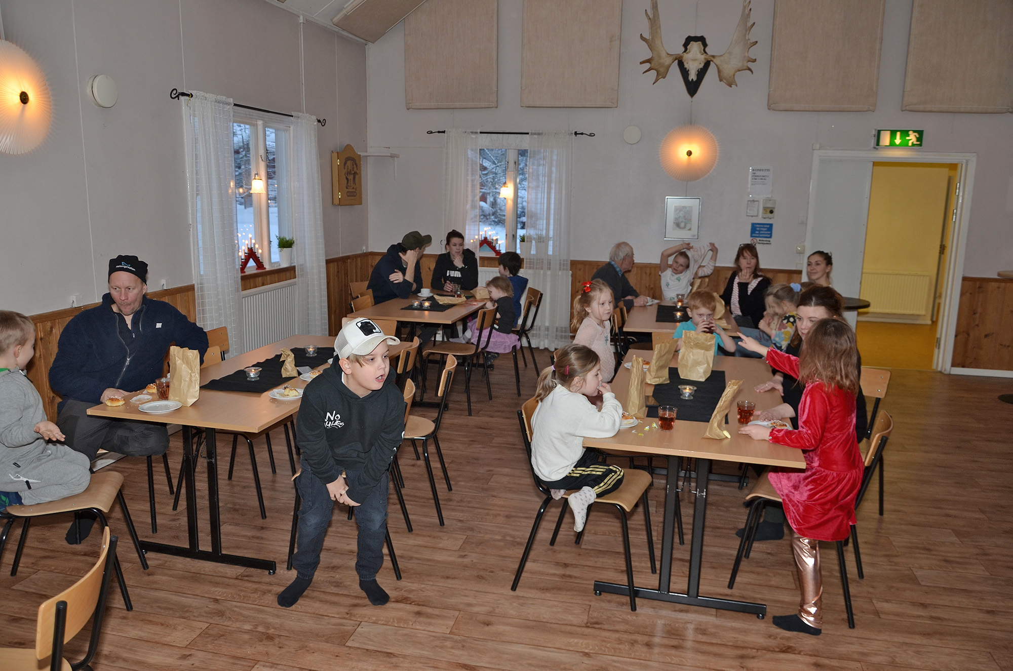 Röste.nu – Röstebilder – Julgransplundring i Dönjegården 2023