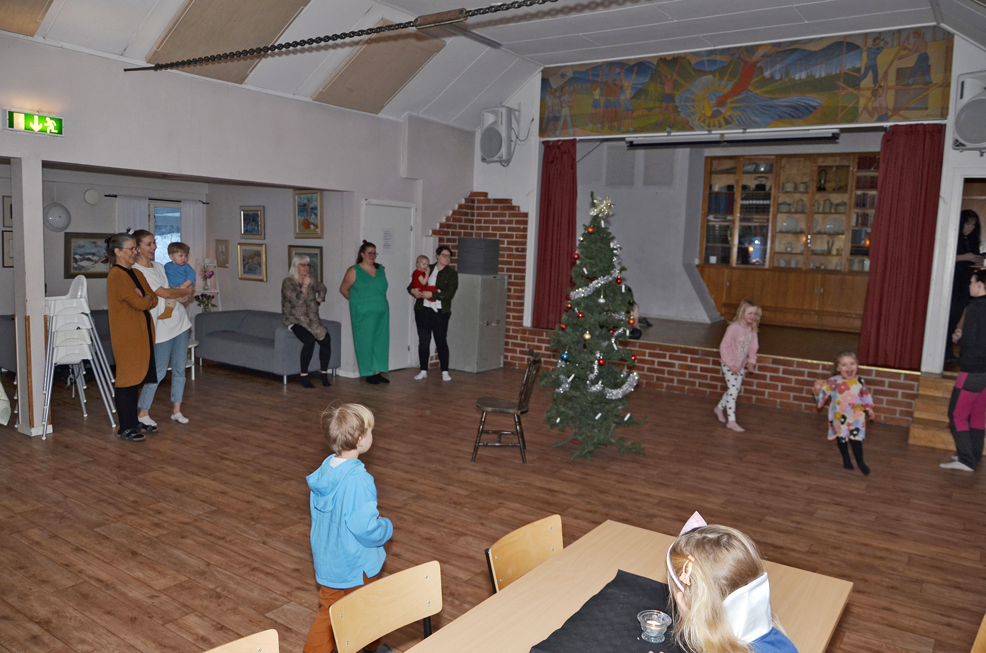 Röste.nu – Röstebilder – Julgransplundring i Dönjegården 2023