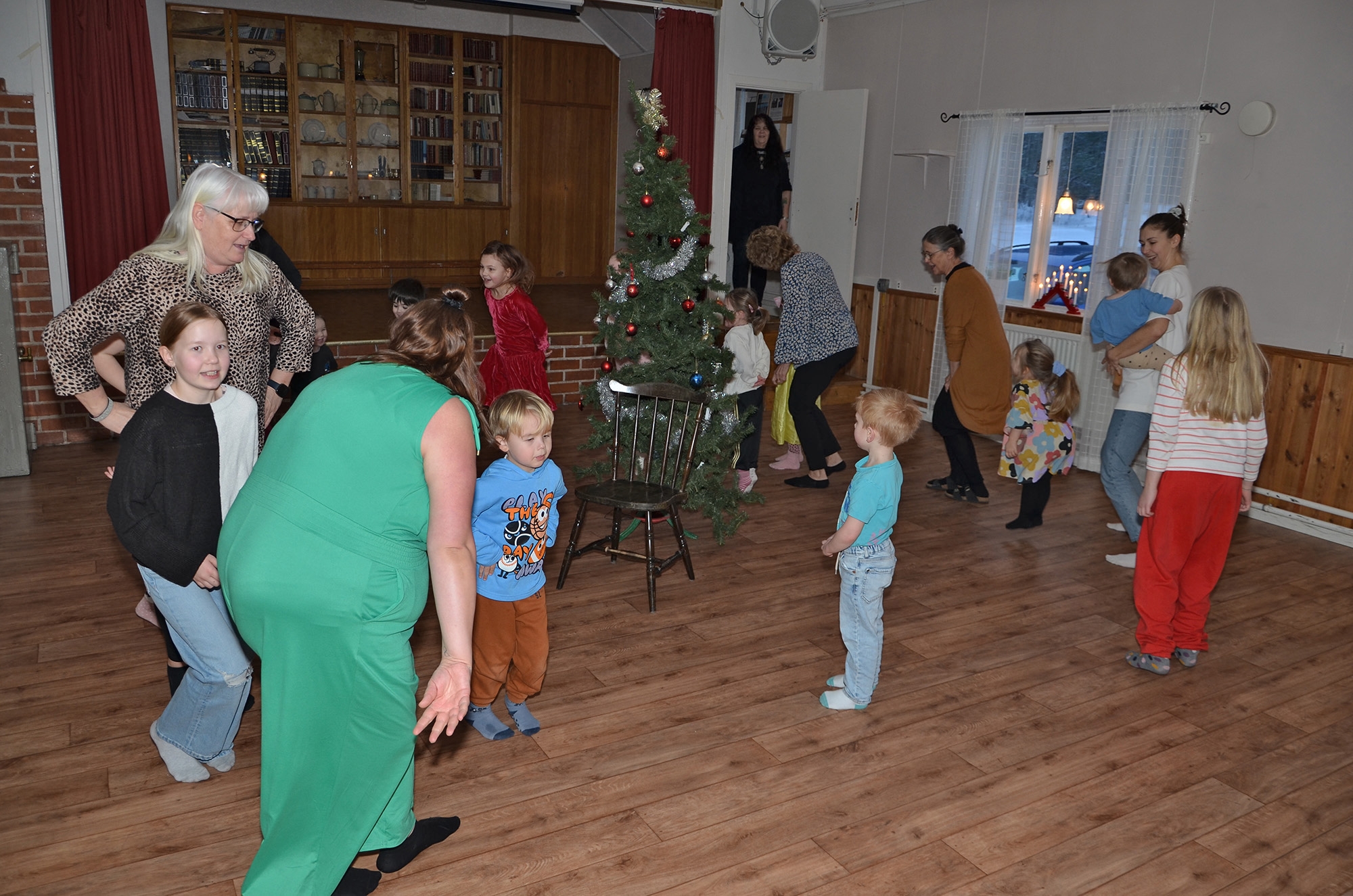 Röste.nu – Röstebilder – Julgransplundring i Dönjegården 2023