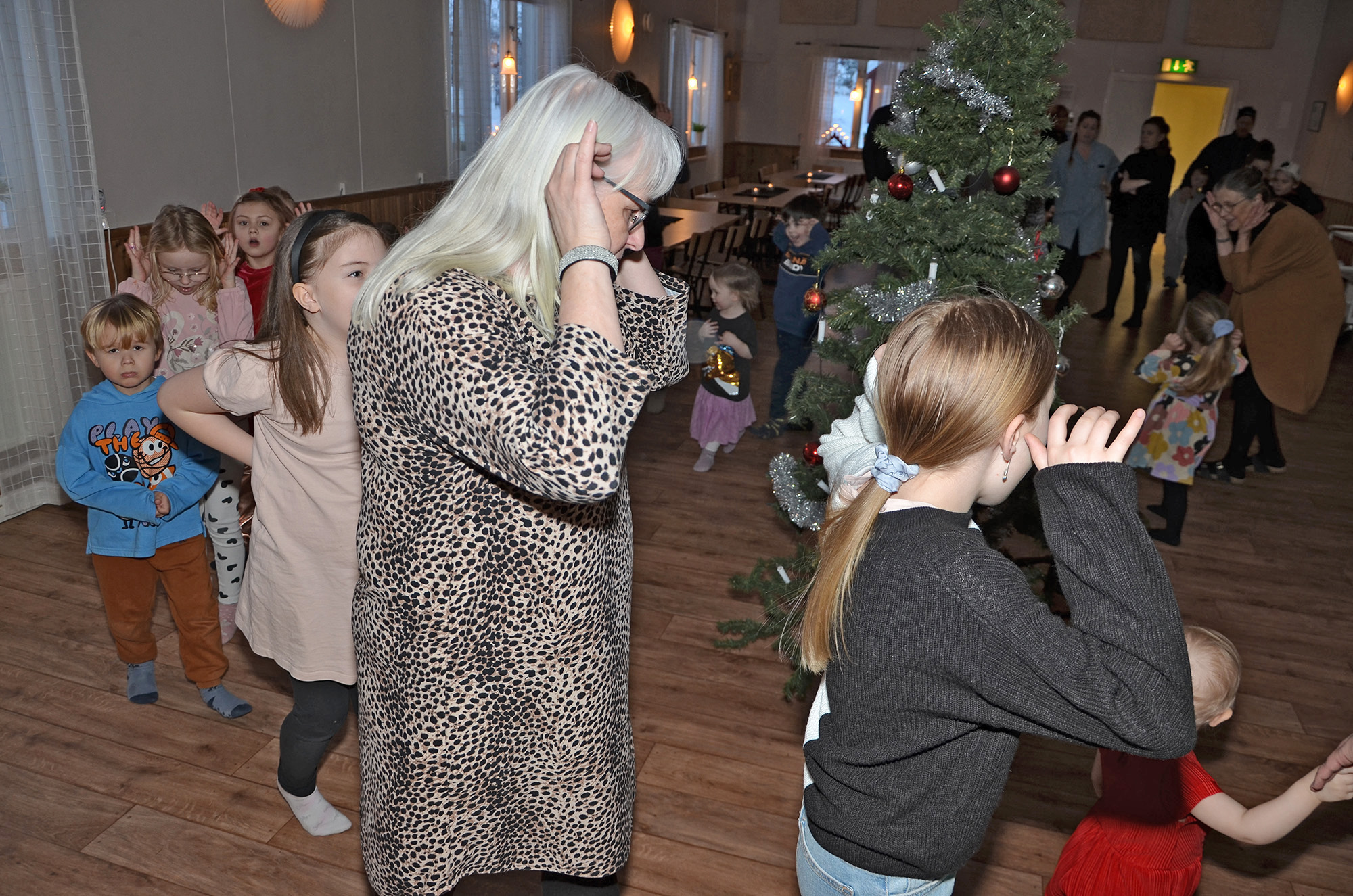 Röste.nu – Röstebilder – Julgransplundring i Dönjegården 2023