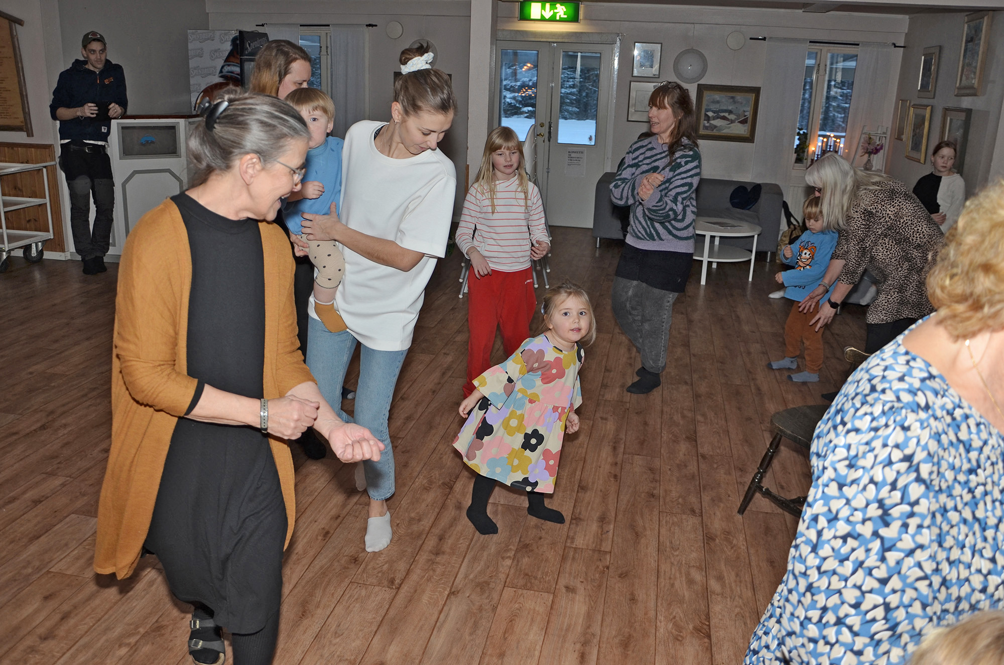 Röste.nu – Röstebilder – Julgransplundring i Dönjegården 2023