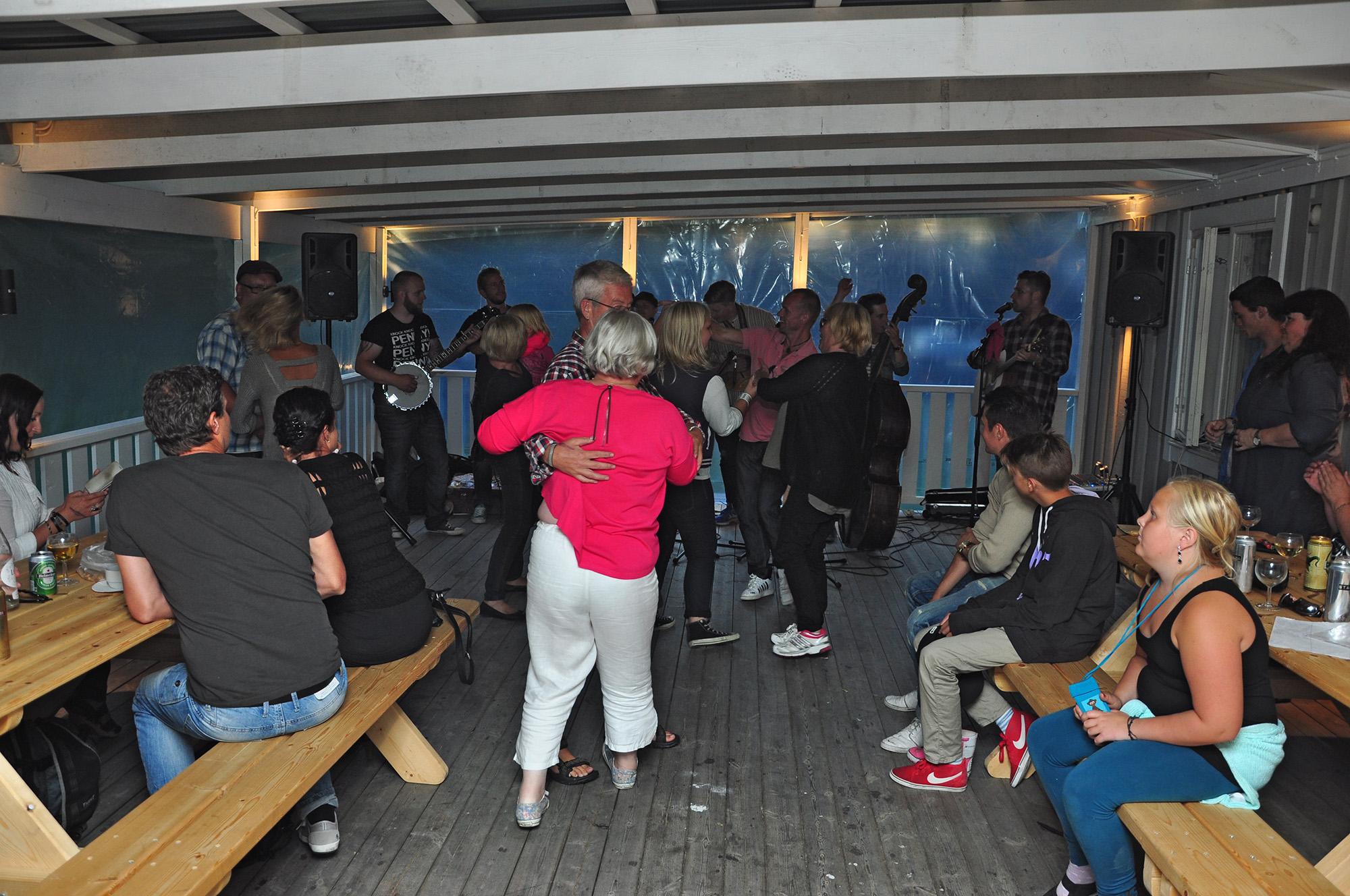 Röste.nu – Röstebilder – Konsert med Pelle Med Två (å nå’n till) på Dönjegården 2013