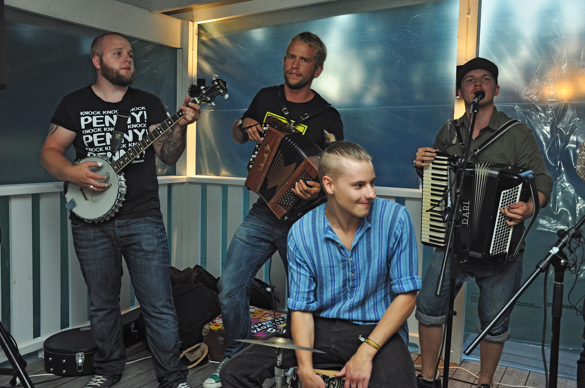 Röste.nu – Röstebilder – Konsert med Pelle Med Två (å nå’n till) på Dönjegården 2013