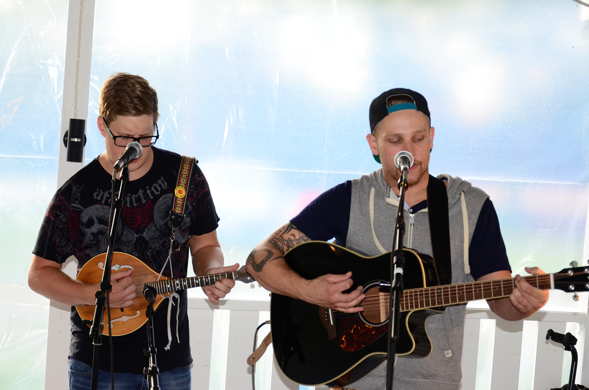 Röste.nu – Röstebilder – Konsert med Pelle Med Två (å nå’n till) på Dönjegården 2014
