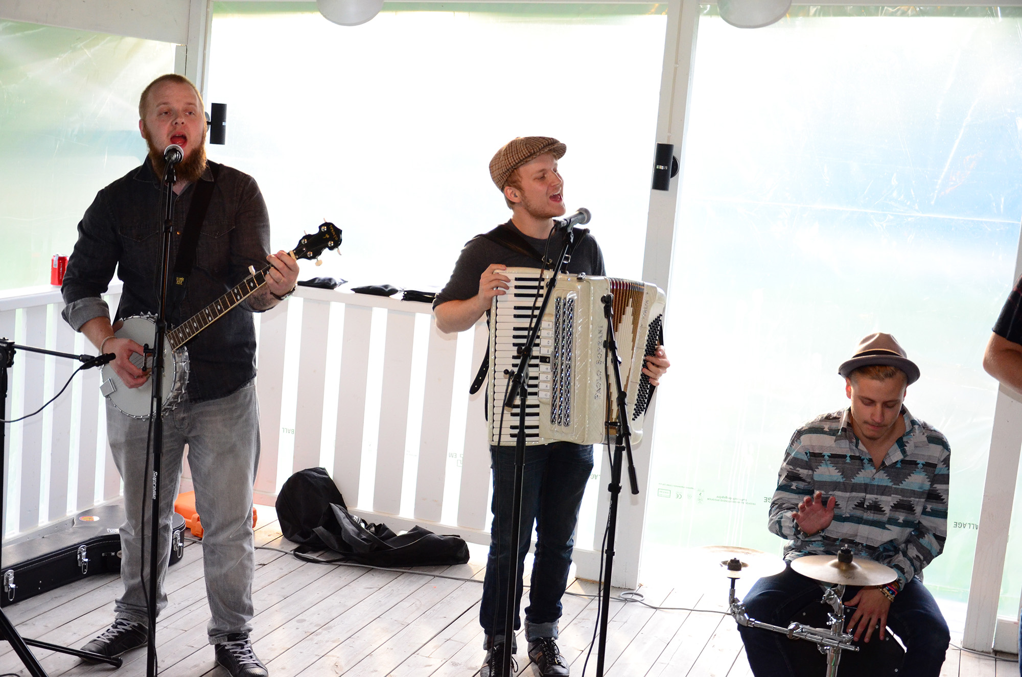 Röste.nu – Röstebilder – Konsert med Pelle Med Två (å nå’n till) på Dönjegården 2014