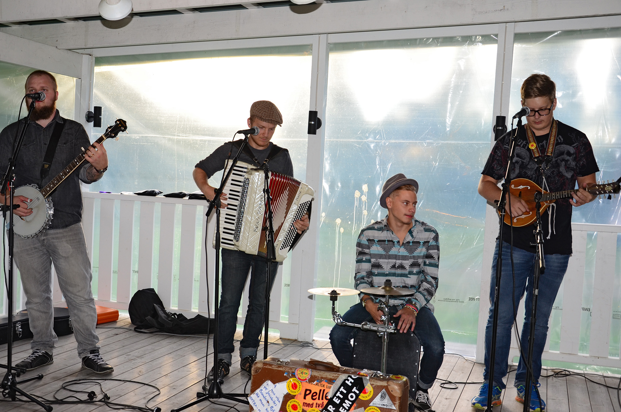 Röste.nu – Röstebilder – Konsert med Pelle Med Två (å nå’n till) på Dönjegården 2014