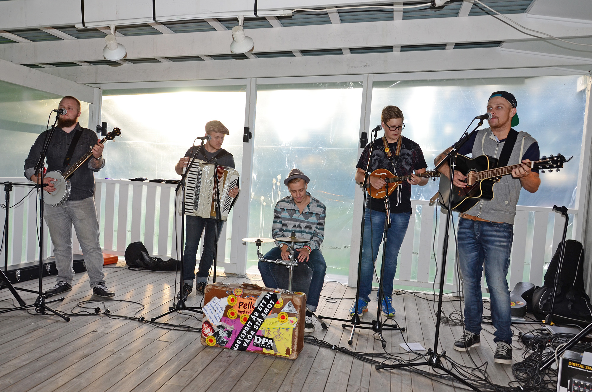 Röste.nu – Röstebilder – Konsert med Pelle Med Två (å nå’n till) på Dönjegården 2014