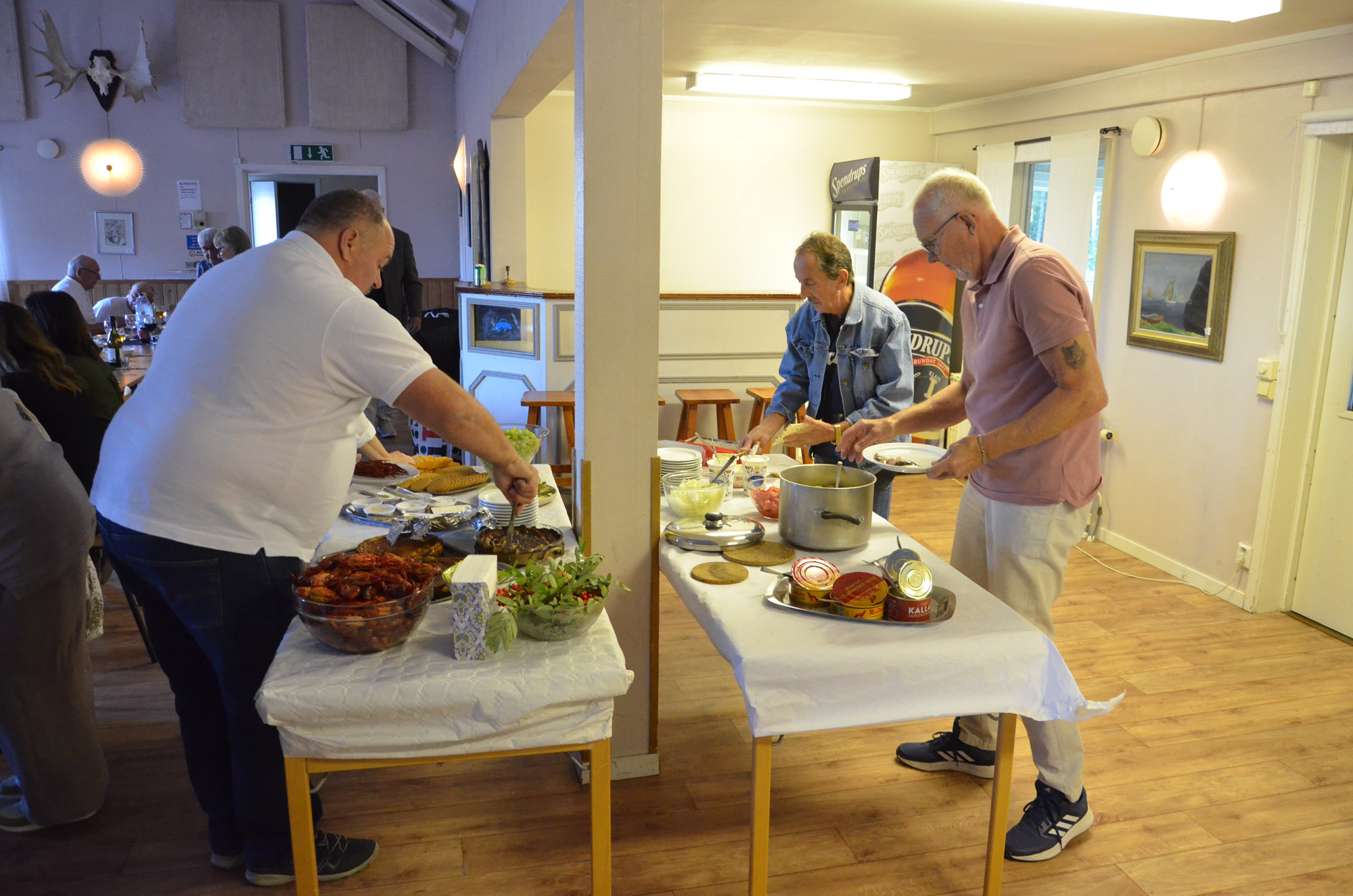 Röste.nu – Röstebilder – Kräft- och surströmmingsfest i Dönjegården 2024