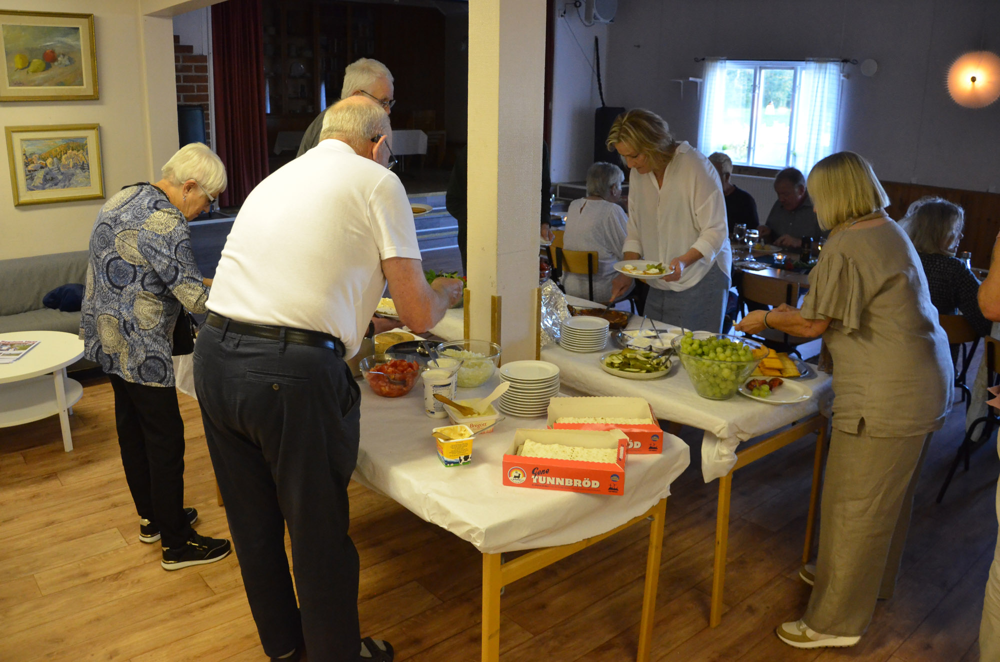 Röste.nu – Röstebilder – Kräft- och surströmmingsfest i Dönjegården 2024