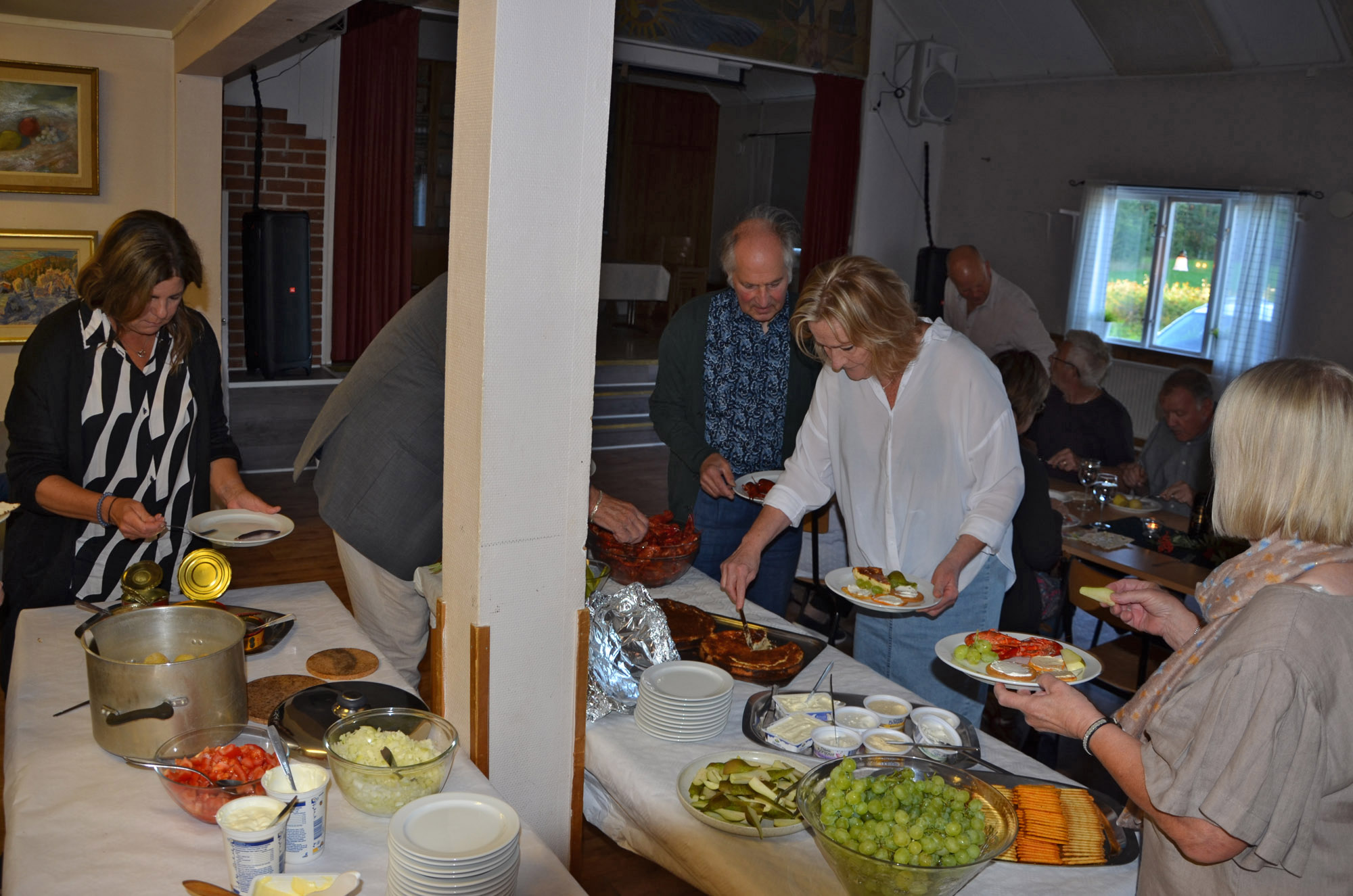 Röste.nu – Röstebilder – Kräft- och surströmmingsfest i Dönjegården 2024