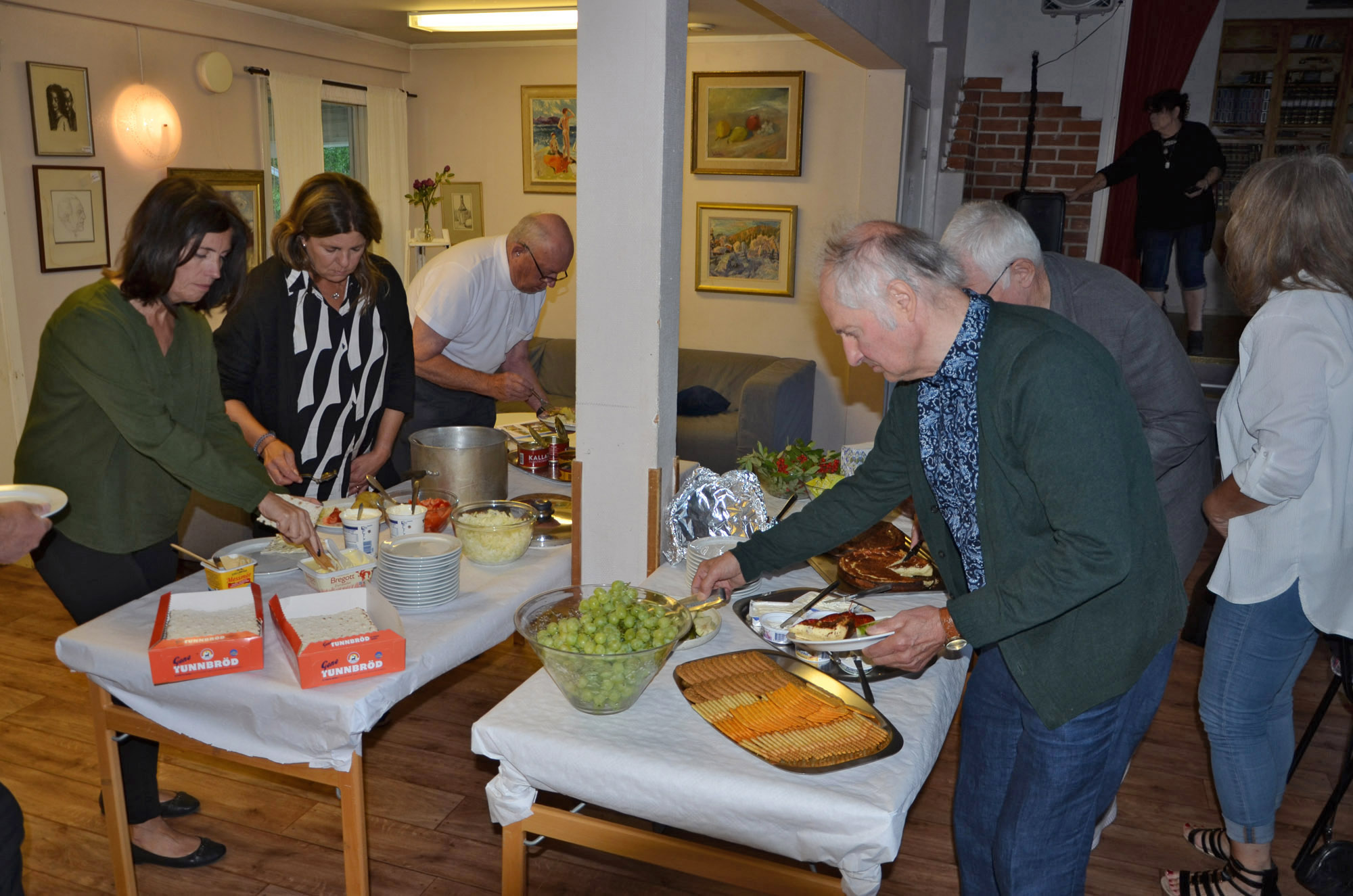 Röste.nu – Röstebilder – Kräft- och surströmmingsfest i Dönjegården 2024