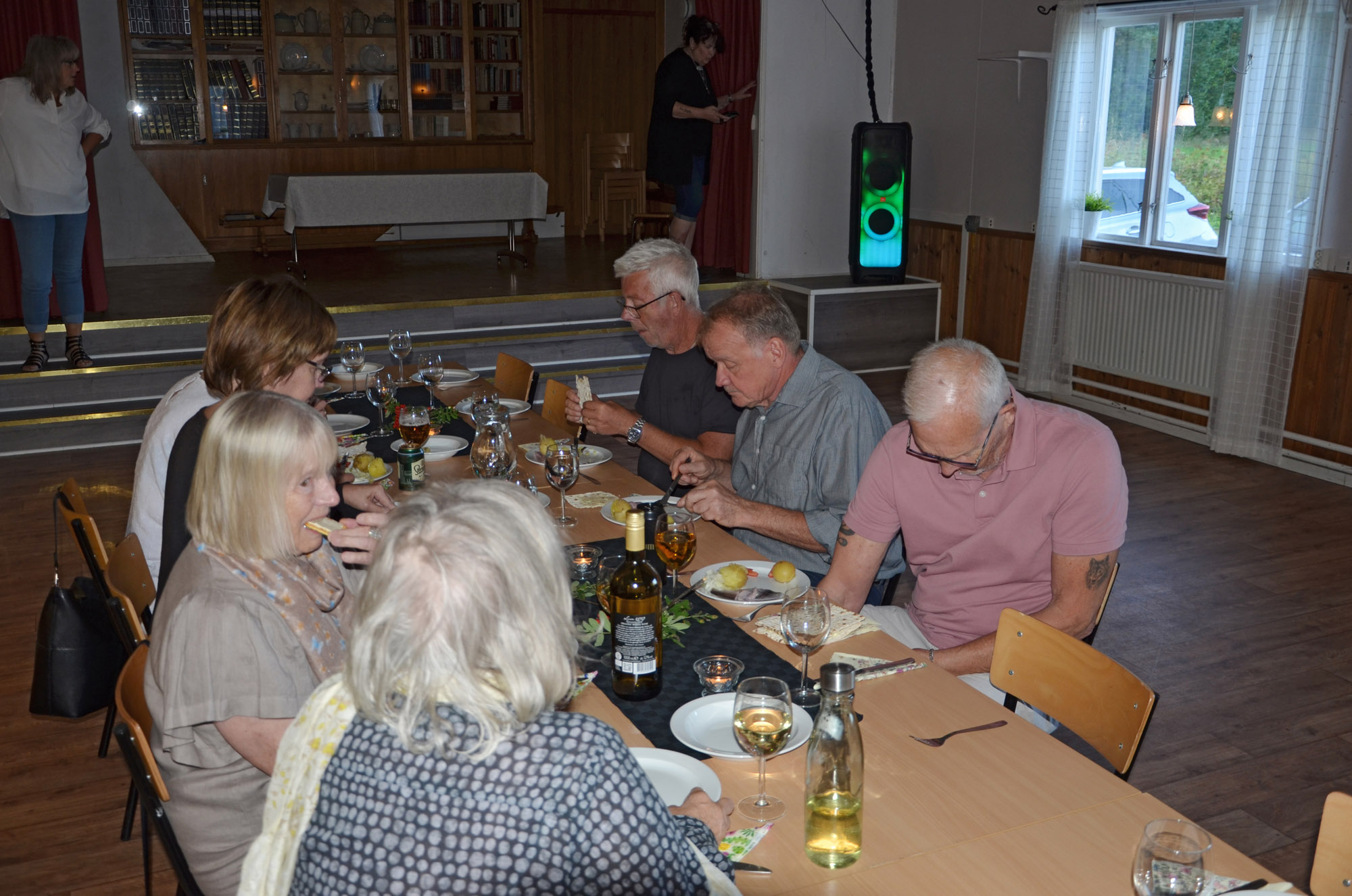 Röste.nu – Röstebilder – Kräft- och surströmmingsfest i Dönjegården 2024