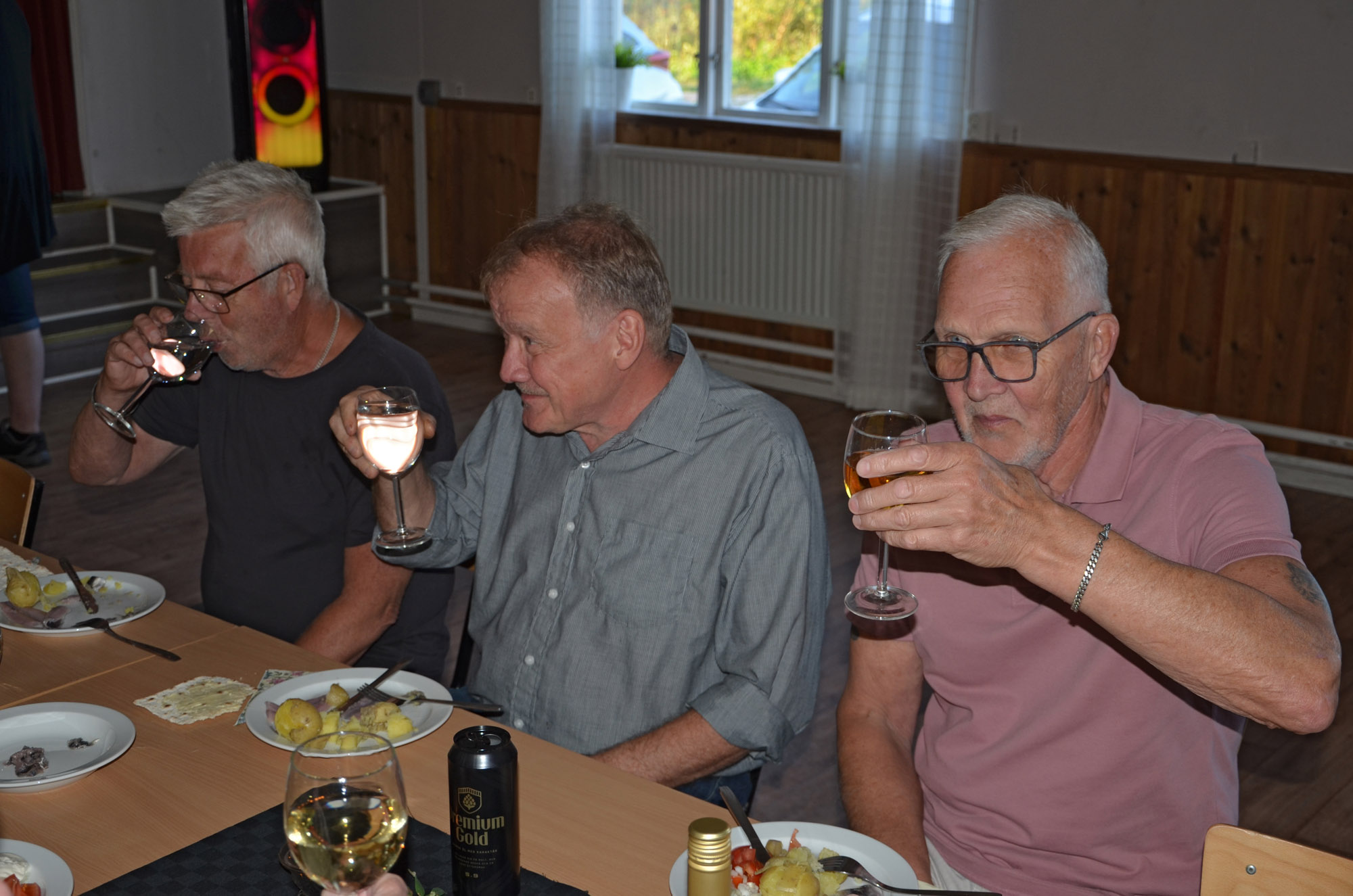 Röste.nu – Röstebilder – Kräft- och surströmmingsfest i Dönjegården 2024